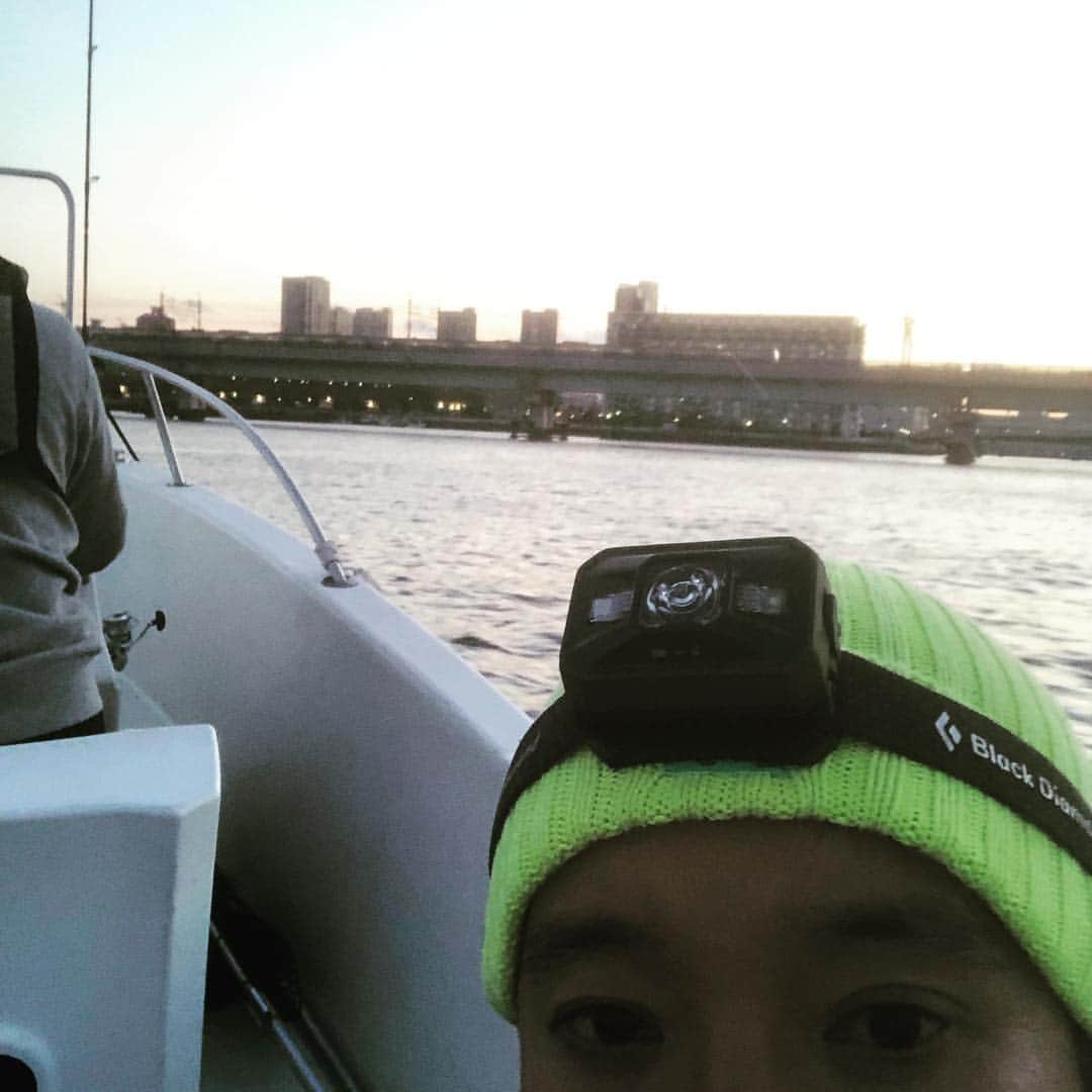 濱田岳のインスタグラム：「夜釣り。  #東京湾 #シーバス #夜景  #非日常  #そうです  #インハンド  #関係なし #濱田岳」