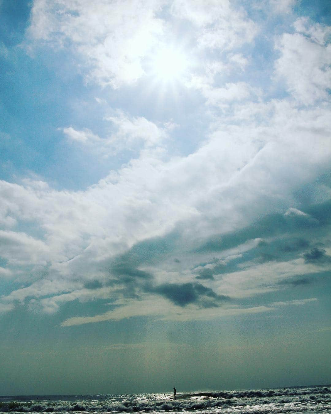 愛知県田原市さんのインスタグラム写真 - (愛知県田原市Instagram)「Good weather. * 眩しいほど良い天気 * #海 も #空 も #太陽 も ぜーーーんぶ#独り占め！ ロコの#サーファー うーみよー！オレのうーみよー♪ って、たぶん歌ってる *  #たはら暮らし * #渥美半島#田原市#田原#伊良湖岬#伊良湖#赤羽根#桜大好き #tahara#irago#akabane #サーフィン#surfing#田舎暮らし#日々の暮らし#休日の過ごし方#スローライフ#instagramjaran#」4月16日 10時55分 - tahara_kurashi