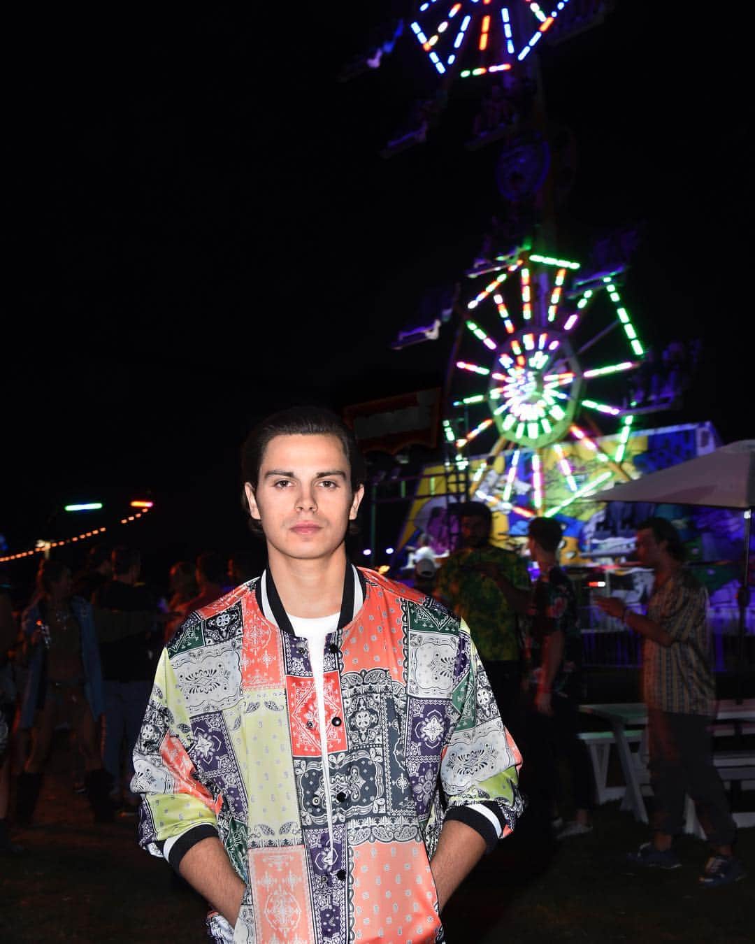 ジェイク・T・オースティンのインスタグラム：「🎡 #neoncarnival 🎚 #coachella2019 📸 @vivienphotos」