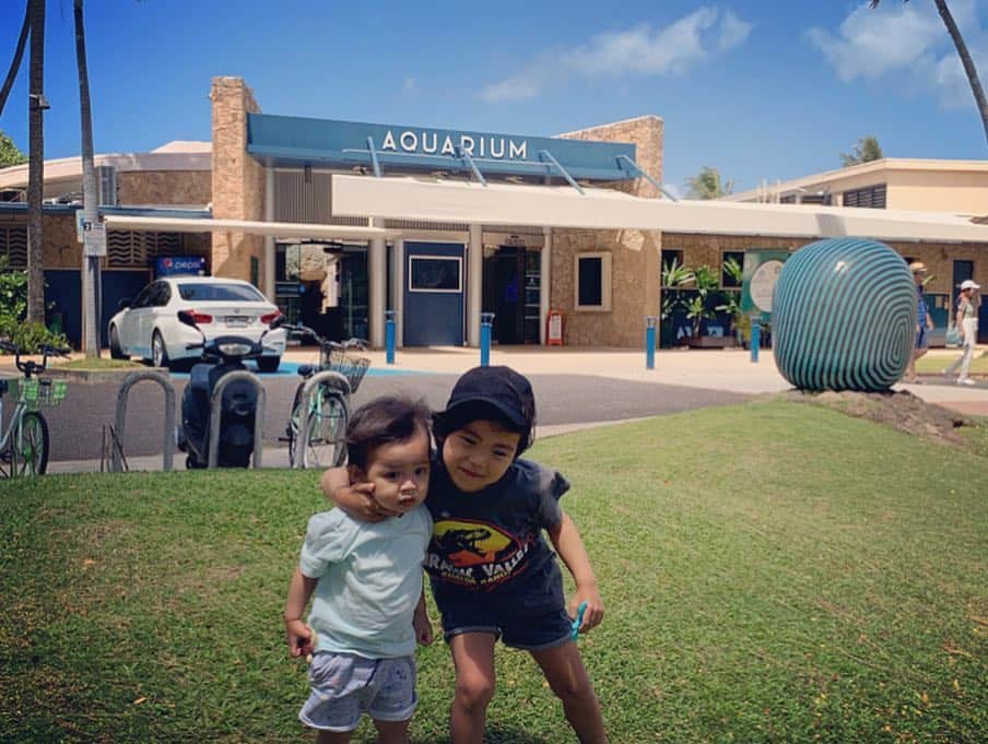 春名亜美さんのインスタグラム写真 - (春名亜美Instagram)「Waikiki Aquariumへ🐠 初めて来たー🙄 プチ水族館だから、すぐに回り終わるけど、息子達はお魚やハワイアザラシに夢中になってました😊 #アメリカで3番目に古い水族館らしい ・ ・ ・ #waikikiaquarium #ワイキキ水族館 #AQUARIUM #Hawaii #ハワイ #4歳11ヶ月 #1歳9ヶ月 #兄弟 #brother #男の子ママ #ハワイ生活 #hawaiilife #ハワイ暮らし」4月16日 10時59分 - amiharunaami