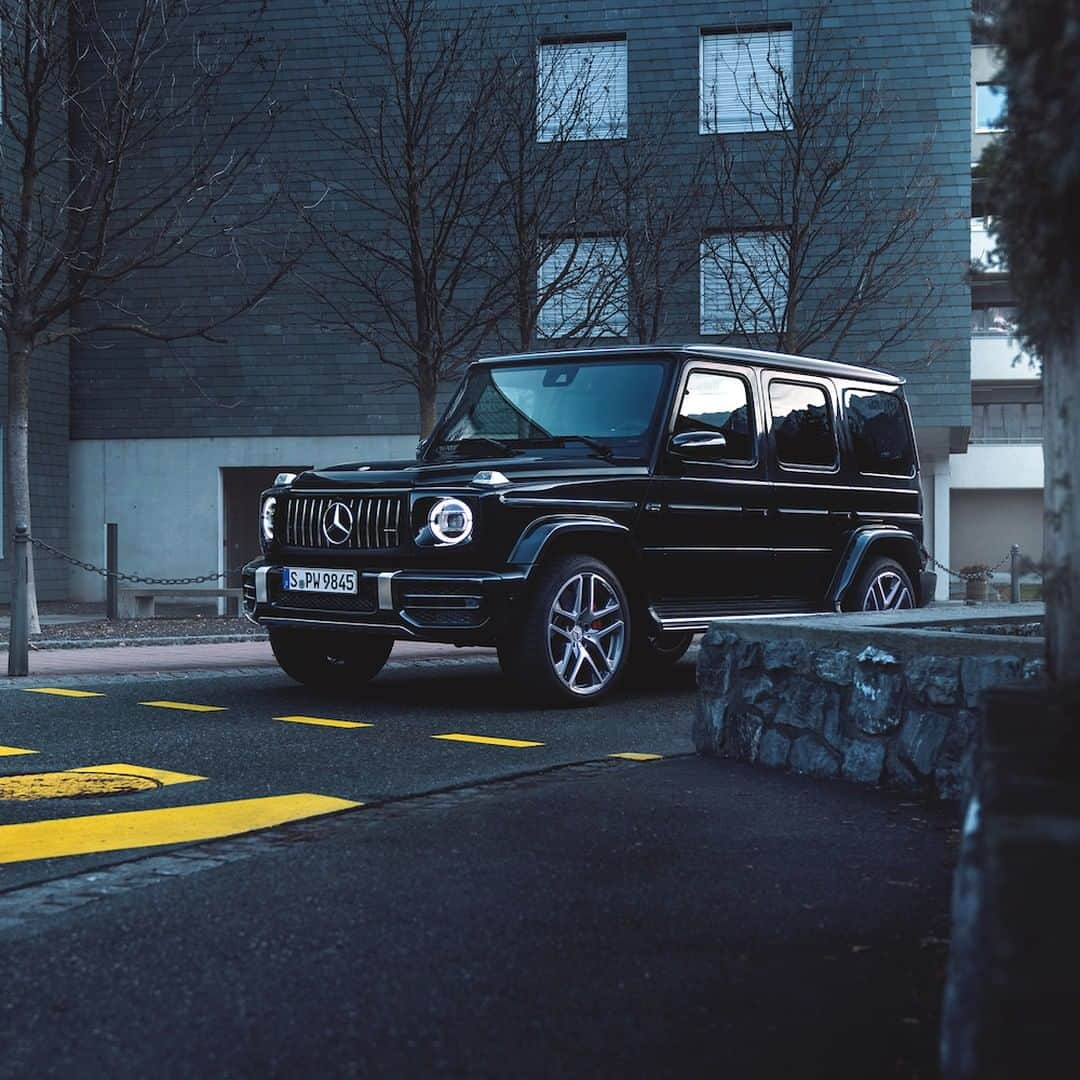 メルセデス・ベンツさんのインスタグラム写真 - (メルセデス・ベンツInstagram)「May we introduce: The king of the road. 🌟 📸: @ranier_fernandez_photography for #MBsocialcar ______________________________ [Mercedes-AMG G 63 | Kraftstoffverbrauch kombiniert: 13,1 l/100 km | CO2-Emissionen kombiniert: 299 g/km | mb4.me/RechtlicherHinweis/] . #GClass #Strongerthantime #GWagon #Mercedes #MercedesAMG #Icon #Luxury #Lifestyle #Car #Cartastic #InstaCar #Dreamcar」4月16日 11時00分 - mercedesbenz