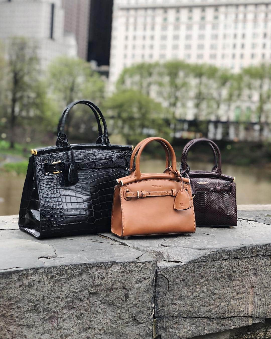 Bergdorf Goodmanさんのインスタグラム写真 - (Bergdorf GoodmanInstagram)「THE BIG 5-0 ✨ BG is honored to partner with @ralphlauren on the exclusive launch of the RL50 handbag, which draws inspiration from one of Mr. Lauren’s personal travel bags in celebration of the all-American brand’s 50th anniversary. Available now in store on 6. #TheRL50 #RalphLauren #BGInTheBag」4月16日 11時01分 - bergdorfs