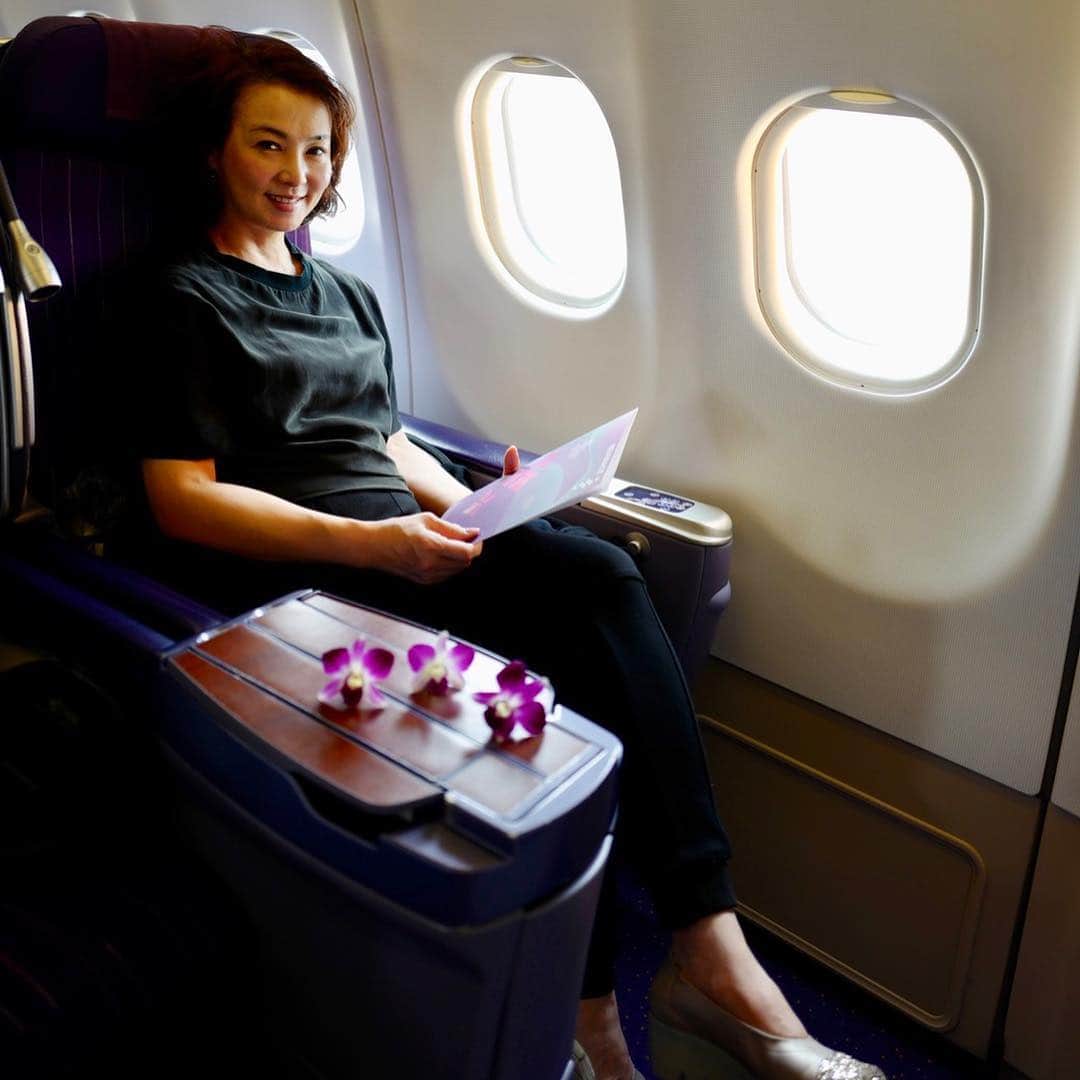 河野景子のインスタグラム：「仕事でバンコクへ🇹🇭 タイ国際航空がビジネスクラスの機内食をホテルオークラの山里とコラボするという。偶然、山里の澤内料理長が搭乗されていてもてなしてくださいました✨ 美味しかった〜〜大満足！ ありがとうございました✨✨」