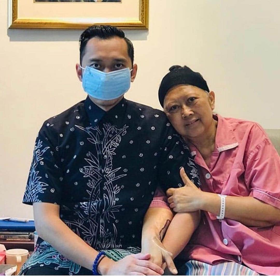 アニ・ユドヨノのインスタグラム：「Setelah melakukan serangkaian campaign yang melelahkan, aku merasa bahagia EBY dan keluarga bergegas menemuiku di NUH. Semoga perjuanganmu berhasil anakku sayang.」