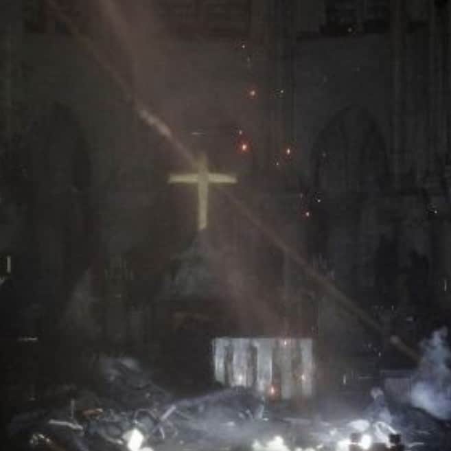 Despierta Americaさんのインスタグラム写真 - (Despierta AmericaInstagram)「El Altar y la Cruz de la Catedral de Notre Dame queda intacta ante el fuego.」4月16日 11時14分 - despiertamerica