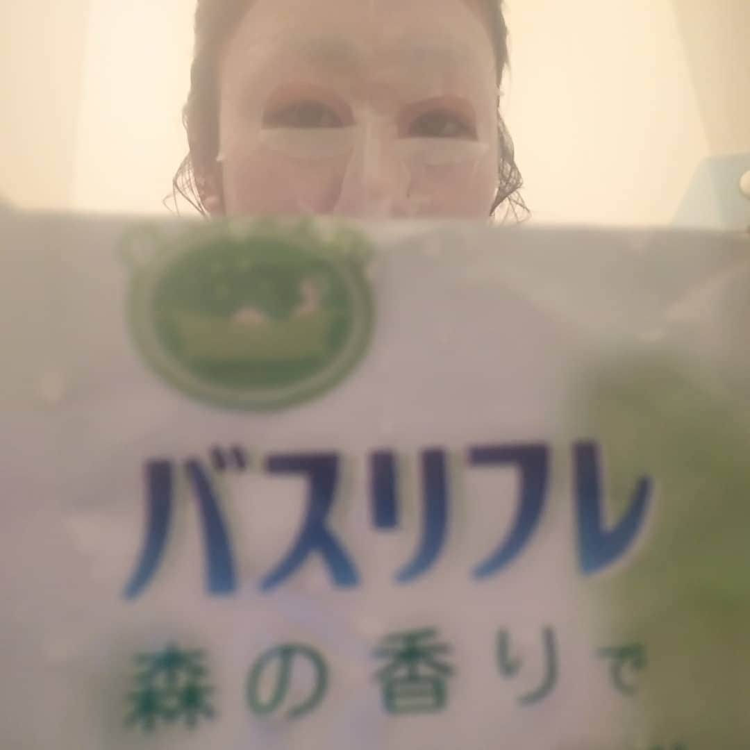 ぢゃいこさんのインスタグラム写真 - (ぢゃいこInstagram)「疲れ果てて寝落ちしない限りは、筋肉のために💪毎日♨️湯船に浸かってます。 ぴでこがプレゼントしてくれた入浴剤、昨日ラスト１個を使い切りました。 日々 ぢゃいちゃんを癒してくれて、ありがとうごぢゃいました🐷❤️ 湯船に浸かりながらのパックもお決まり☺️✨ 今日は余裕があったので、プロテイン朝ごはんじゃなく しっかり食べれた🙌 肉🐷豆🥔卵🥚野菜🥕フルーツ🍓 今日も海女スタイルでVRやってます🌊✨🐚」4月16日 11時14分 - dyaimeshi