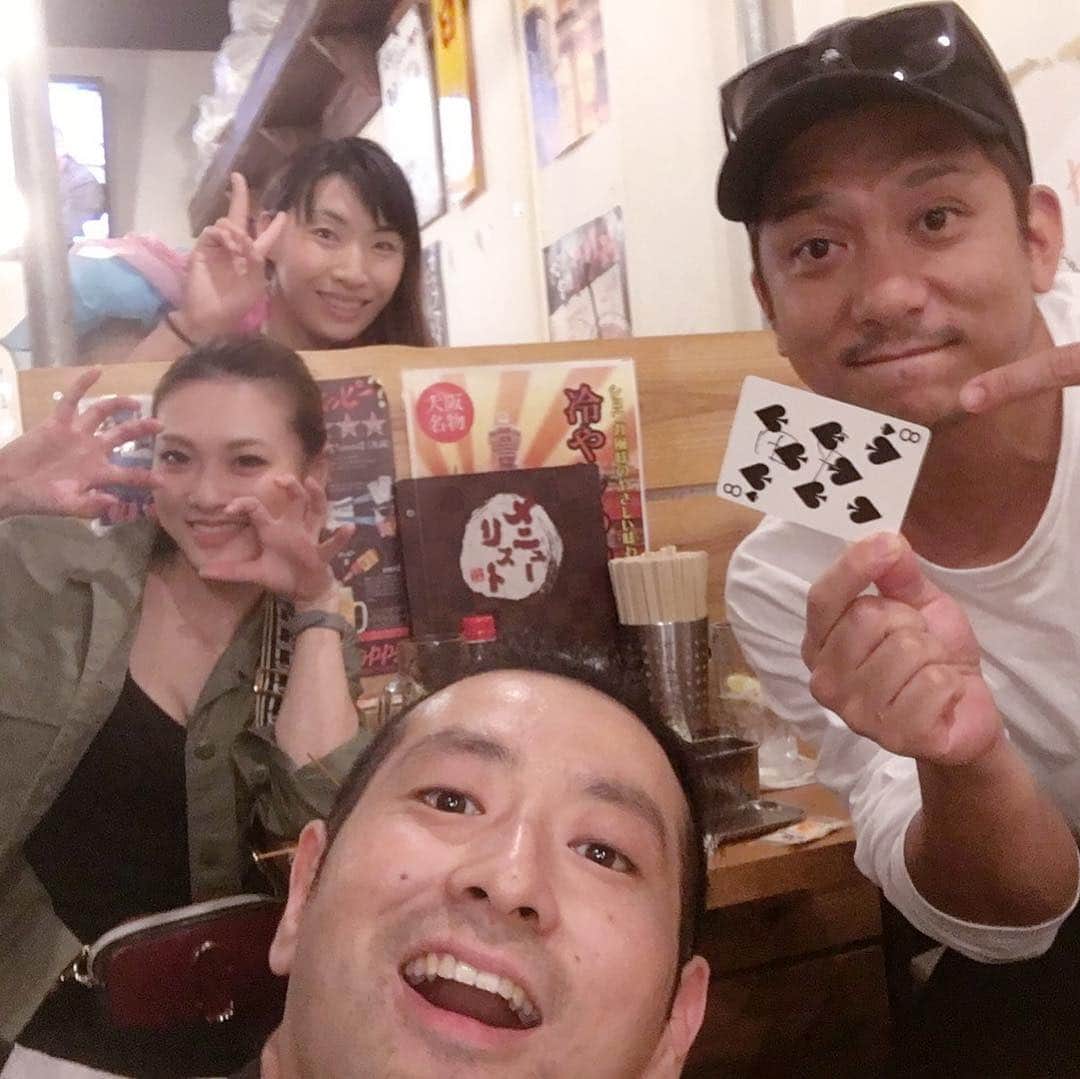 のインスタグラム：「#沖縄 #那覇 の飲食街でマジックをさせていただきました。 ご覧いただいた皆様、ありがとうございました。 写真はご一緒したマジシャンのじゅんいちさんと掲載OKいただいたお客様😀」