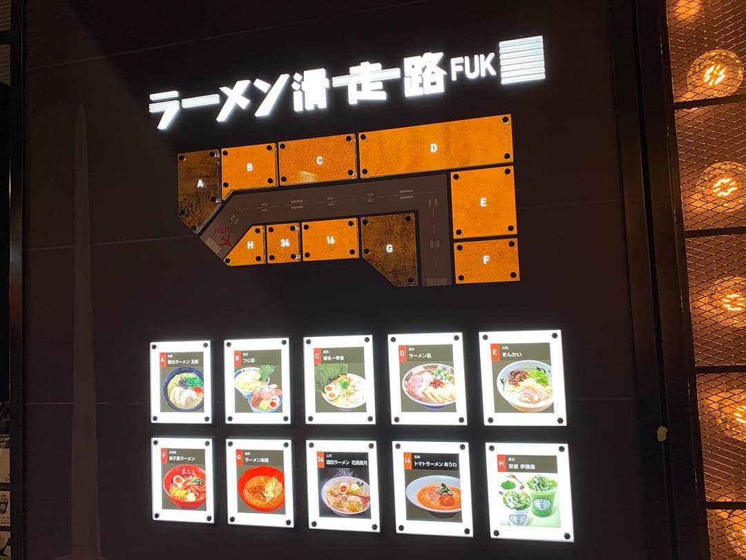 奥山絵里奈さんのインスタグラム写真 - (奥山絵里奈Instagram)「#福岡 で行列の老舗#ラーメン やさん#海鳴 ！ #福岡空港 の#ラーメン滑走路 で見つけてしまったので入りました笑 オーソドックスな#魚介とんこつ を注文！ 味はぱきっとしてなくて柔らかく温かい魚介のコクのようなものを感じました！ 私は美味しくて全部食べましたが、濃いクリーミーな最近のラーメンが好きな人にはどうかな？と！ 優しい味でした！ 子供の椅子もあって子連れにも優しいお店🍜  #海鳴ラーメン #魚介とんこつラーメン #japanesefood #japanesenoodle #ramen #うなり #ラーメン好き #ラーメン女子 #人気ラーメン店 #福岡ラーメン #九州ラーメン #福岡旅行 #福岡観光 #九州旅行 #japantrip #japantravel #子連れラーメン」4月16日 11時20分 - erinaokuyama