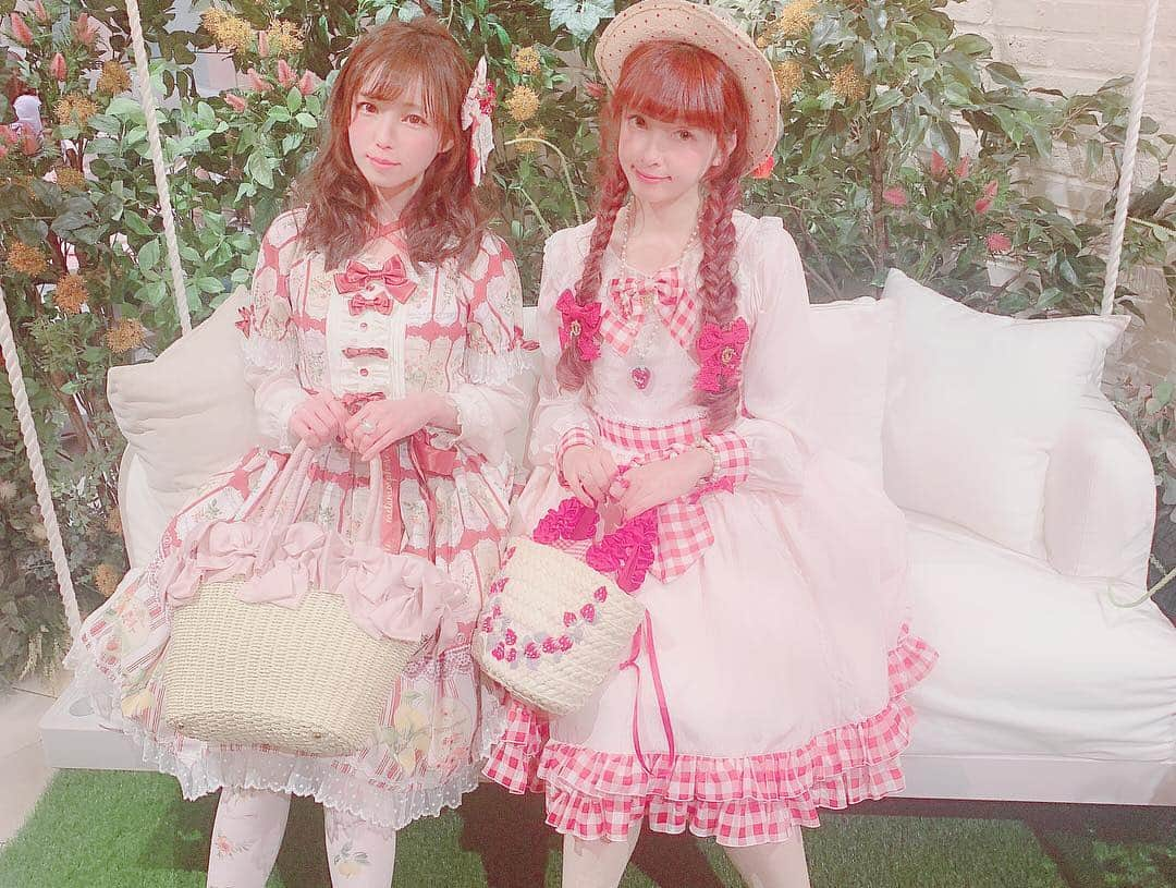 青木美沙子さんのインスタグラム写真 - (青木美沙子Instagram)「かわいいケラモデルの後輩ゆいちゃん💓全てがかわいいんだけど、おっとりしてるんだけ、実はしっかりもの💓妹みたいな存在💓昨日は私の愚痴を聞いてくれてありがとう💓大好き😘 #ケラモデル #皆方由衣 ちゃん #フルーツピクニック」4月16日 11時28分 - misakoaoki