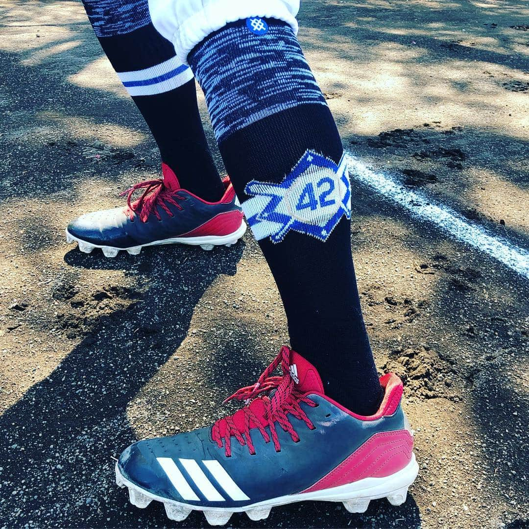 オカモト"MOBY"タクヤさんのインスタグラム写真 - (オカモト"MOBY"タクヤInstagram)「#JackieRobinsonDay #JackieRobinson100 #StanceSocks アメリカ現地時間4/15に倣い、ボクも #42 を。 昨年はさっぱり打てなかったんだけど(打率.145(笑))、今年は今日の2打数1安打で打率.308、OPS.833。」4月16日 11時34分 - moby_scoobiedo