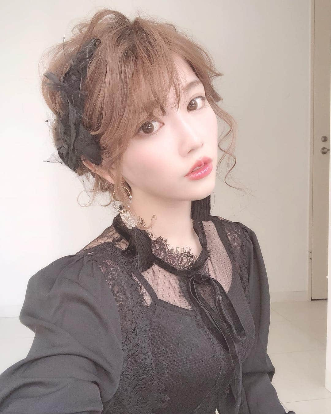 MICさんのインスタグラム写真 - (MICInstagram)「. . 平川さんのかわいすぎるヘアアレンジ💇‍♀️ . お洋服は @__luluem . . 先日またまたリリーオン @rillee_on でソニックフィット受けてきたよ💆‍♀️ 定期的に行かないとそわそわするくらい はまってしまってる、、 お肌つるつるになるし 気になってるフェイスラインにちょっと自信がもてるようになってきた(꒦ິ⌑꒦ີ) . 銀座、渋谷、池袋店は予約1ヶ月半待ちの人気っぷり(´°̥̥̥̥̥̥̥̥ω°̥̥̥̥̥̥̥̥｀) . 周りの人におすすめしまくってるけど みんないつも大満足で帰ってくる( ･᷄ὢ･᷅ ) . . . 🌸3月にリリーオン表参道店と六本木店がオープン🎶 （他店に比べると比較的予約が取りやすいそうです） . 表参道店 @rilleeon.omotesandou . 六本木店 @rilleeon.roppongi . . 🌸予約方法 ■ソニックフィットホームページか各店舗インスタグラムから https://sonicfit.jp/ . . #rillee_on #リリーオン #ソニックフィット #SonicFit #小顔 #リフトアップ #しみ #しわ #アンチエイジング #美白 #毛穴 #肌質改善 #にきび #ハイフ #エステ  #ラエッセ #バンコク #表参道 #六本木 #銀座 #渋谷 #ヘアアレンジ  #팔로우 #소통 #셀카 #셀피 #셀스타그램 #얼스타그램  #오오티디 #촬영」4月16日 11時36分 - micmofmof