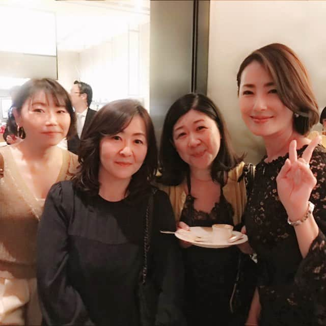 真樹麗子さんのインスタグラム写真 - (真樹麗子Instagram)「Precious創刊15周年おめでとうございます✨こんなに美しく、ドラマティックな最高峰の雑誌に起用して頂くことができて、私は本当に幸せ者です❤️ 上質なお洒落感度が高く、守るべきものは守りつつも、変化を楽しみ、違ってゆくことの勇気を持っていらっしゃる素晴らしいPrecious編集部の皆様や、スタッフの皆様に、いつも素敵な刺激と機会を頂いているので、私ももっと表現力に磨きをかけていきたいと思います😊✨ 皆様、いつも本当にお世話になり、ありがとうございます❤️ Preciousにピッタリのドラマティックなブラックレースのドレスは @tae_ashida_official のもの👗✨ @precious.jp  #preciousjp  #Precious創刊15周年 #おめでとうございます #precious_magazine  #fashion #fashiongram」4月16日 11時36分 - makiofficial_0718