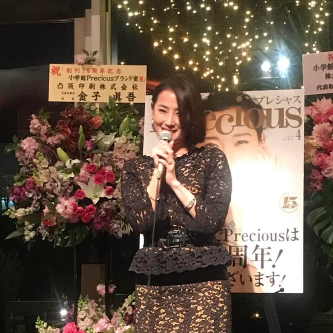 真樹麗子さんのインスタグラム写真 - (真樹麗子Instagram)「Precious創刊15周年おめでとうございます✨こんなに美しく、ドラマティックな最高峰の雑誌に起用して頂くことができて、私は本当に幸せ者です❤️ 上質なお洒落感度が高く、守るべきものは守りつつも、変化を楽しみ、違ってゆくことの勇気を持っていらっしゃる素晴らしいPrecious編集部の皆様や、スタッフの皆様に、いつも素敵な刺激と機会を頂いているので、私ももっと表現力に磨きをかけていきたいと思います😊✨ 皆様、いつも本当にお世話になり、ありがとうございます❤️ Preciousにピッタリのドラマティックなブラックレースのドレスは @tae_ashida_official のもの👗✨ @precious.jp  #preciousjp  #Precious創刊15周年 #おめでとうございます #precious_magazine  #fashion #fashiongram」4月16日 11時36分 - makiofficial_0718