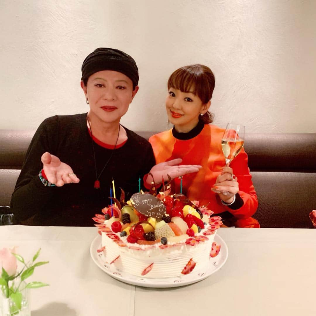 神田うのさんのインスタグラム写真 - (神田うのInstagram)「先日憲ちゃん💕達にお誕生日のお祝いをして頂きました😙 この1年はある事を頑張りなさいと半ば強引に指切りげんまん約束させられました（笑）💦 えー❗️無理だよー❗️と言ったのですがダメ‼️と結局それは許されず💦 私の事を思ってのアドバイス（強引さ）なのでやるとするかな… えー💦マジかっ😱 その約束を果たせられたら皆様💕にもお伝え致します。 #人生のアドバイザー （笑）#大切な#憲ちゃん#もはや家族#母親 であり#父親 の#大好き な#美川憲一 さん#指切りげんまん#約束#約束事#お誕生日#神田うの#unokanda」4月16日 11時40分 - unokandaofficial