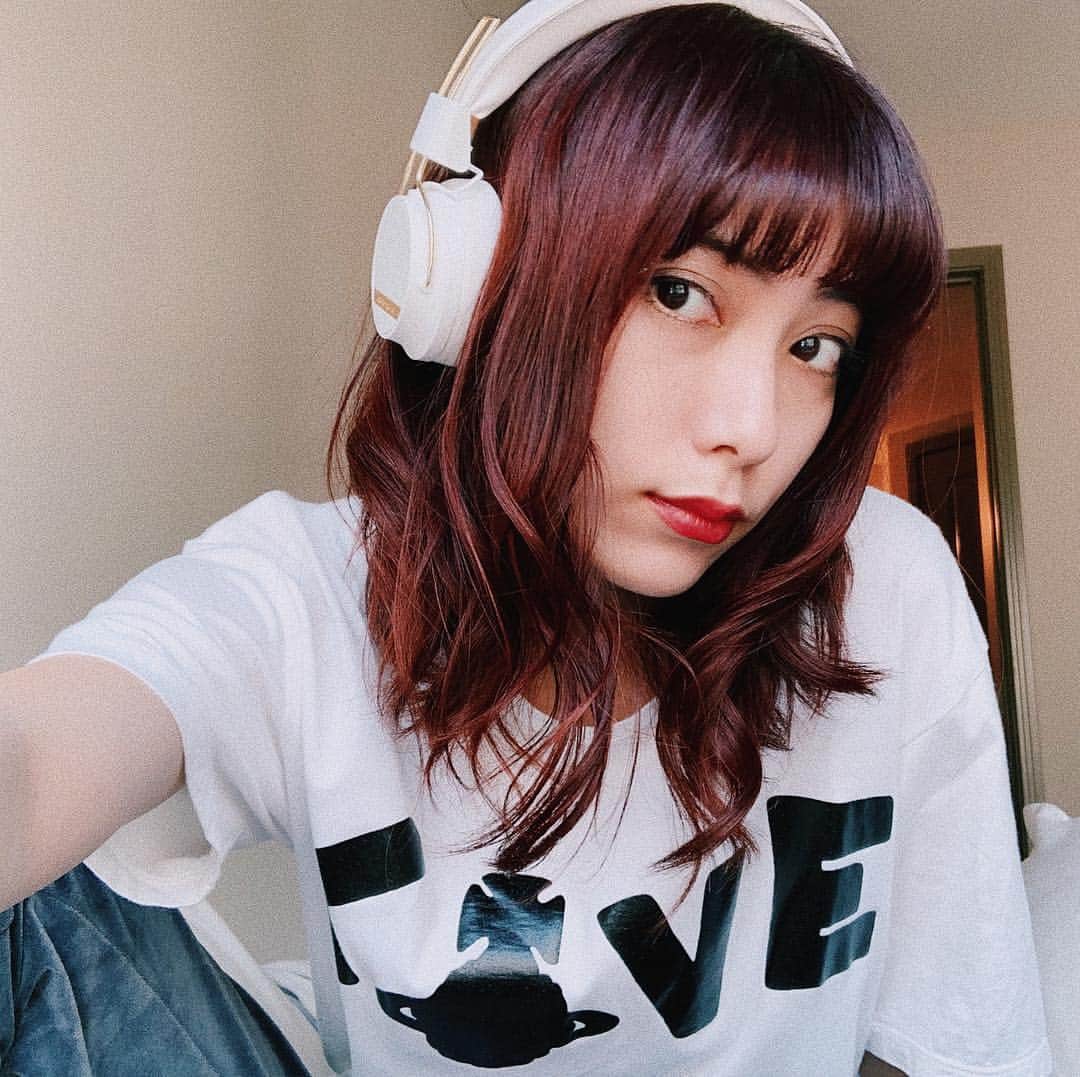 SHIZUKAのインスタグラム：「. 今日は家でのんびり音楽聴いてる日〜 日本のみんなにとって今夜、24時からSalleyのうららちゃんとコラボインスタライブやるよ！！ 朝起きられるか心配！！！！ .(ストーリー参照) . . このイケてるヘッドフォンは@sudio  4月22日までにお買い上げするとポーチもついてくるよ！("shizuka” のクーポンコードで15% off) . https://www.sudio.com/jp/ .  #sudio #sudiomoments #pr #ヘッドフォン #ヘッドフォン女子」