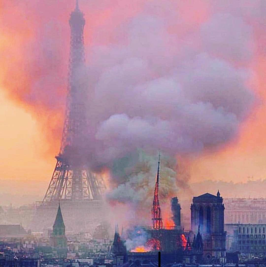 レイチェル・ゾーさんのインスタグラム写真 - (レイチェル・ゾーInstagram)「My heart is broken 💔 for the people of Paris and all affected by this devastating tragedy 🙏🏻 #notredame #cathedral  #i❤️paris 😢🇫🇷」4月16日 11時40分 - rachelzoe