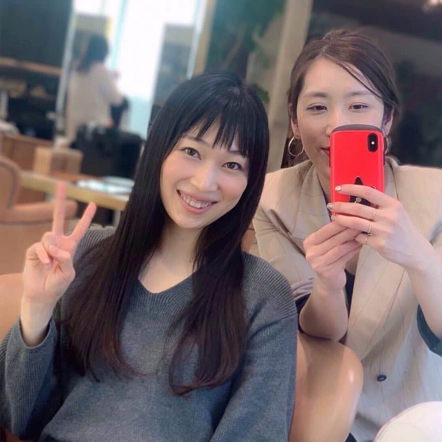 海隼人（有馬佐織）さんのインスタグラム写真 - (海隼人（有馬佐織）Instagram)「先週もまたヘアケアへ💃✨ #oggiotto  のトリートメントと枝毛カット✂️またまたお願いしに行っちゃいました😽 ショートの時は枝毛気にならなかった🙄むしろリーゼント作るのには最適だったから👻 今は引っかかるし視界に入っちゃうから気になるな💧 ・ 2枚目は#npolishoil  はSNSとか雑誌、色んなところで目にしていたスタイリングに使うオイル、ヘアの他ボディ＆ハンドにもOK🙆‍♀️なやつをアカネさんに色々聞いてついに購入しちゃいました☺️🌟 ・ 3枚目前回質問された実際にリピートして買い続けているホームケアの品々☝️😄 右から#jhonmastersorganics  週1で使う洗い流すタイプのトリートメントでかなりつるつるにしてくれるからめっちゃおすすめ🤩 真ん中と左は朝晩使うスタメン🤜 ほんのちょこっと洗い流さないトリートメントのヘアミルクを塗ってから、2、3滴オイルでコーティングしてるよ😙UV効果もあり🌟 全くベタべタしないし吸収が良く、 顔周りに付着しても、吹出物とか出たことない優秀さんです🌼🌼🌼 私のホームケアこんな感じです😆🌼 ・ ・ #女子って大変w #美容院#andstories#omotesando  #トリートメント#メンテナンスカット #しっとり#サラサラ#ロングヘア #ホームケアの相棒たち#beauty  #happy#るんるん#美容#メンテナンス #いつもよりまとまってる#おすすめ #ありがとうございました #またすぐきちゃったw #元宝塚#宝塚og #海隼人」4月16日 11時50分 - saorimahalo