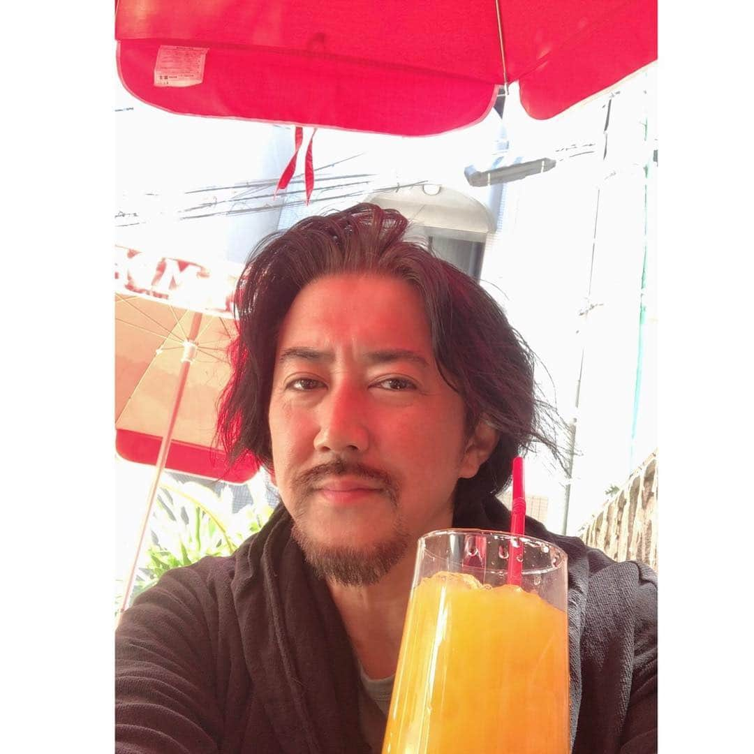 水谷あつしさんのインスタグラム写真 - (水谷あつしInstagram)「天気が良いのでテラス席でランチ。﻿ カオマンガイ。﻿ ここのジンジャーライスが好き。﻿ ﻿ 今日から稽古がスタートします。﻿ 気を引き締めて行ってきます。﻿ ﻿ 月末のハイネ公演まで、スケジュールびっしり、幸せな事です。﻿ ﻿ 必要とされる幸せをいただいている分、しっかりとお返しをしないと。﻿ ﻿ #ランチ#カオマンガイ#ジンジャーライス#マンゴージュース#テラス席」4月16日 11時43分 - achao726