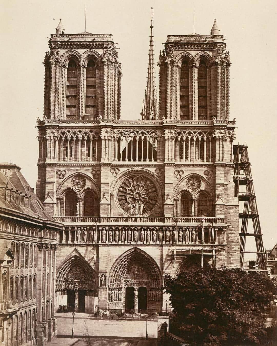 のインスタグラム：「“Notre-Dame Cathedral is one of the most widely-recognized symbols of the city of Paris and the French nation. I wish to contribute to the reconstruction of this iconic cathedral after watching with devastation as it was engulfed in flames today, and will mount an exhibition at Gagosian, Paris, in early June to support the rebuilding of this irreplaceable historical monument.” —Larry Gagosian  __________ #NotreDame #Gagosian #Repost @metmuseum; Édouard Baldus, “Notre-Dame (façade),” 1860s, albumen silver print from glass negative」