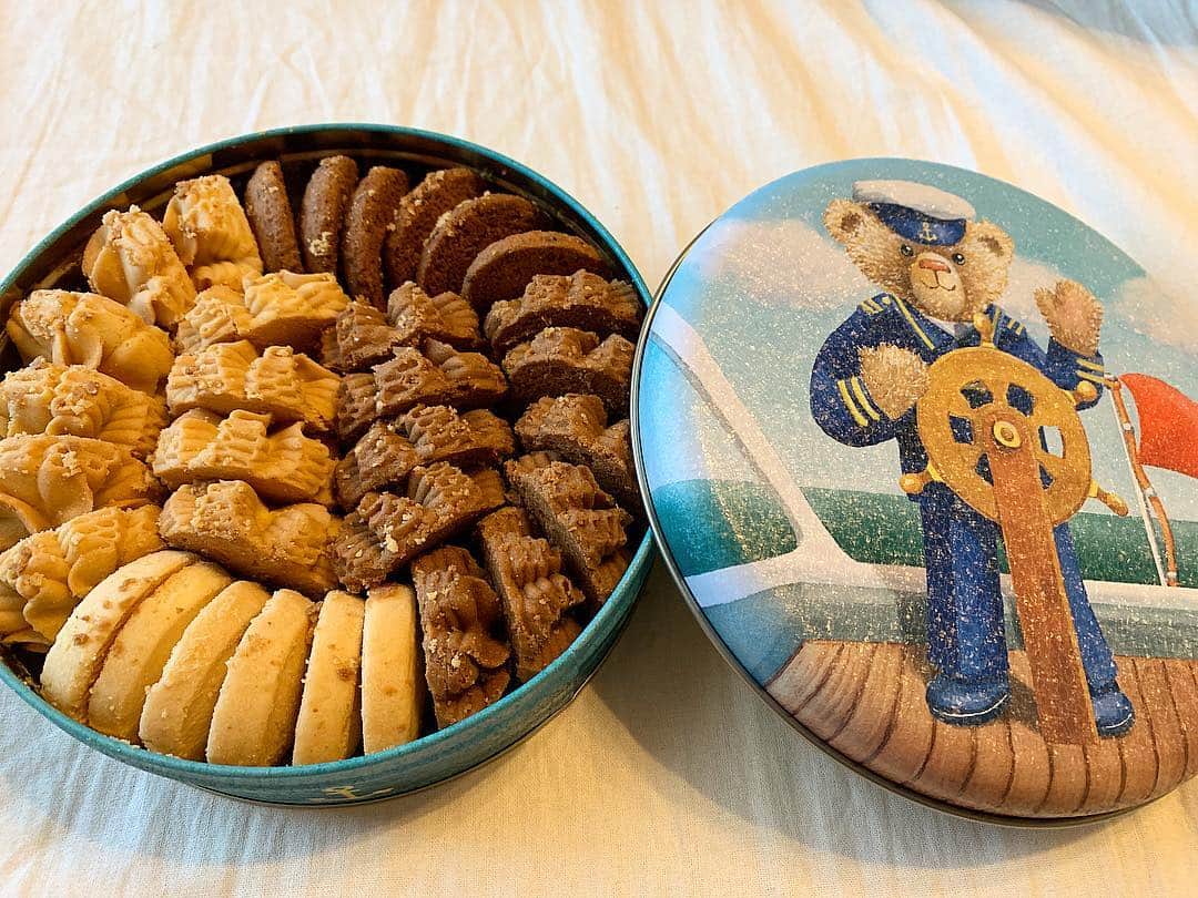 秋山ゆずきのインスタグラム：「. . 香港でめちゃくちゃ人気のクッキー！ なんで香港の街中はこんなに くまのクッキーがあるんだ？と思ったら . #jennybakery さんという所の #クッキー がすごく人気らしく 香港でも2店舗しかなく 連日行列らしいので似てる商品が いっぱい周りに売ってるみたい笑 . 最終日早めに起きて 開店9:00に行ってみました！ 既にお客さん10人くらいいたけど レジも何台もあって1分くらいで買えました☆ . 私は尖沙咀駅の近くのお店で買いました☆ 蓋の柄は毎月？なのかな？期間限定で 変わるみたいです🐻💫✨ . 帰国して早速食べたけど おいしいー！！！！ バター大好きなので このバターかんたまらない！！ スノークッキーのような でももっとホロホロな！ . . ご褒美クッキーって感じ！ でもカロリー高そうなので トレーニングしてきます❣️笑 . #Jennybakery #ジェニーベーカリー #クッキー #香港クッキー #香港お土産 #香港おすすめ」