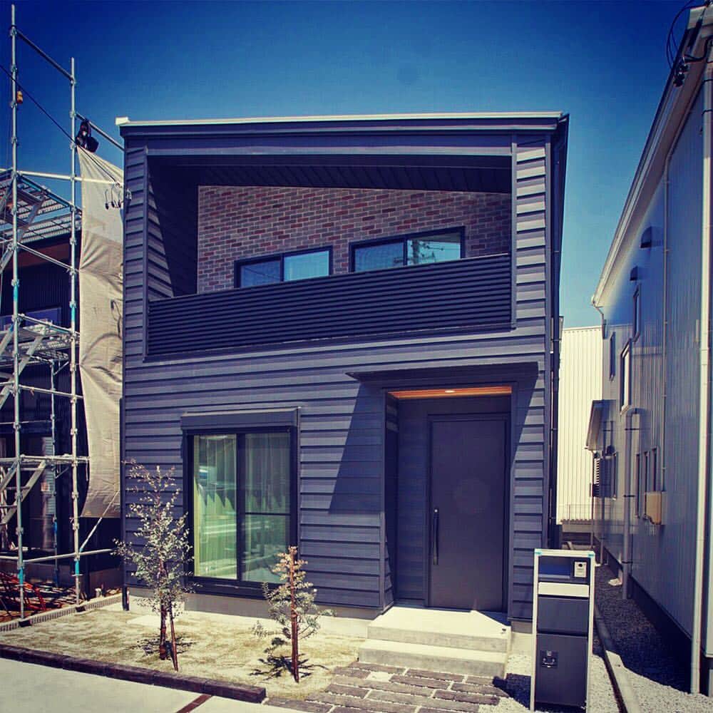 太陽住宅株式会社さんのインスタグラム写真 - (太陽住宅株式会社Instagram)「山田三番町モデルハウス【カッコいい×高性能】 遂に完成❗️4／20㊏21㊐の2日間オープンハウス開催❗️イベント予約受付中🎵  山田三番町モデルハウス【カッコいい×高性能】黒のガルバリウム鋼板横張りは、提案住宅シリーズではもうおなじみですｗが、今回は２階インナーバルコニーにアンティーク調のブリックタイルを貼りました🎉やはりガルバと異素材の組み合わせはどれも相性がよく、カッコよく仕上がります。 ✨✨ #太陽住宅 #豊橋 #豊川 #工務店 #建売 #高断熱 #高気密 #ZEH #注文住宅 #マイホーム #新築 #住宅 #家 #建築 #高断熱 #家づくり #house #マイホーム計画  #design #自然塗料 #ママスペース #自由設計 #外観 #ガルバリウム #インナーバルコニー #子育てママ #体感会 #OPEN HOUSE #見学会  ーーーーーーーーーーーーーーーー  太陽住宅の家 詳しくはコチラから ▶︎▶︎▶︎ @taiyojutaku  ーーーーーーーーーーーーーーーー」4月16日 11時47分 - taiyojutaku