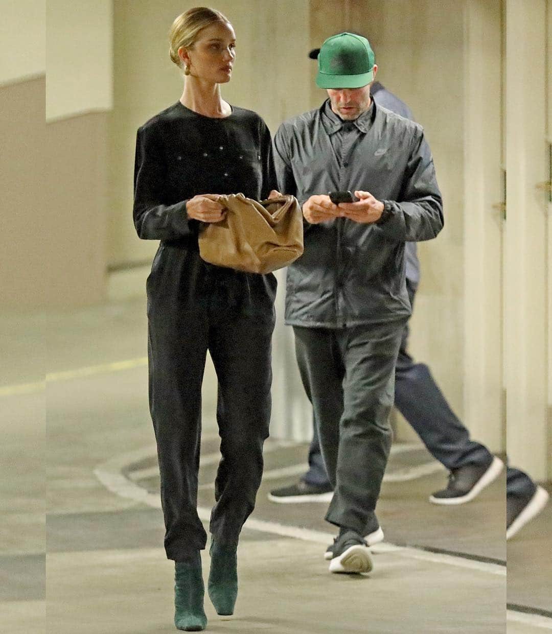 Just Jaredさんのインスタグラム写真 - (Just JaredInstagram)「Model @rosiehw and her longtime partner, actor @jasonstatham, both rock black and green looks while stepping out to run some errands. More pics at JustJared.com #RosieHuntingtonWhiteley #JasonStatham Photo: Backgrid」4月16日 11時47分 - justjared
