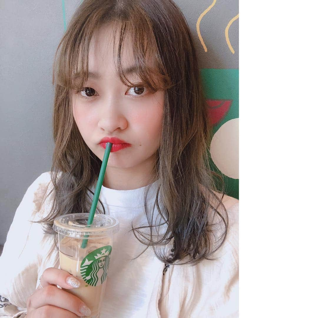 ena..*加藤 恵梨奈さんのインスタグラム写真 - (ena..*加藤 恵梨奈Instagram)「#starbucks ☕️ . . 朝活した後はのんびりまったりしたくなるw 次の予定までホワイトモカのショートサイズを ちまちま飲みます🤤💗 . そう言えばもうみんな新作の🍓飲んだ？？ えなぴも昨日イチゴ過ぎる🍓を飲んだよ！ まだマカロンは飲んでないけど みんなはどっち派？？🤔🤔 . . それにしても 今日はいい天気過ぎてお出かけしたい気分 BOO👧🏻の習い事終わるまで何しよう← 家にいるのが勿体ない🤦🏻‍♀️🤦🏻‍♀️w . . . #朝活 #撮影 #freemodel #freelancemodel #撮影モデル #hairsalon #ヘアサロン #巻きスタイル #mama #mamamoo #mamagirl #ママ活 #ママコーデ #ママになっても綺麗でいたい #インフルエンサー #インスタグラマー #ena_pi #ビジョビ」4月16日 11時58分 - e_n_a_p_i