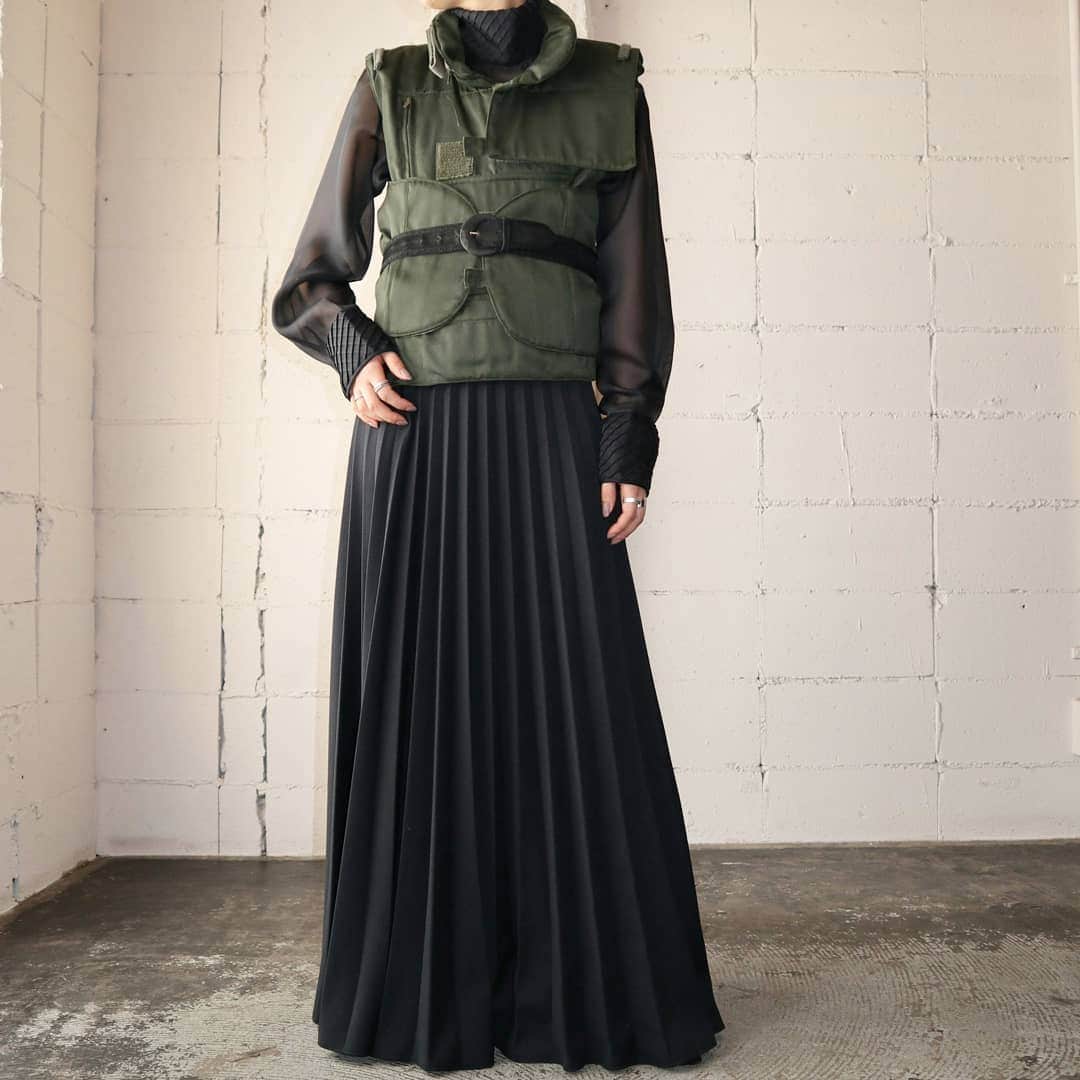 吉祥寺 古着屋 Orfeoのインスタグラム：「Military Vest Style  #orfeo #kichijoji #vintage #used #fashion #coordinate #outfitts  掲載商品のお問い合わせはメールにて承っております。コメント、DMでのお問い合わせは受け付けておりませんのでご了承ください。」