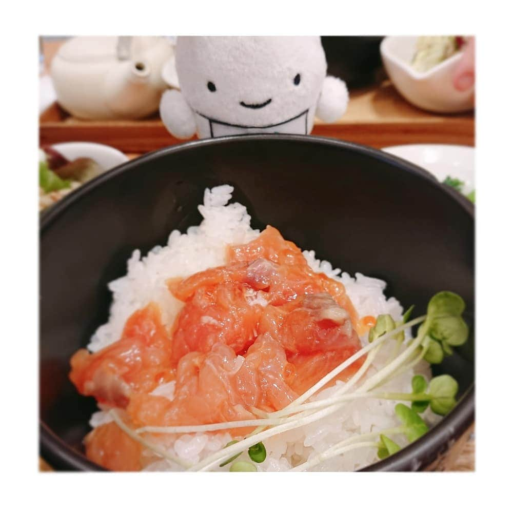 ミツハシくん-Mitsuhashi Rice-さんのインスタグラム写真 - (ミツハシくん-Mitsuhashi Rice-Instagram)「鮭のルイベ漬け膳（・u・）🐟❤ （ @gohanyagohan ）にて！ * つやつやの土鍋ごはんと一緒に味わう "鮭のルイベ漬け"は絶品だよ～✨ * おすすめの食べ方は... （1）まずはルイベ漬けとごはん！ （2）次にアカモクをON！ （3）最後はだし茶漬けでサラサラと♪ * #gohanyagohan #鮭のルイベ漬け膳 #みなとみらいランチ #定食 #土鍋ごはん #鮭ルイベ漬け #アカモク #スーパーフード #お茶漬け #ご飯のお供 #白米 #和食 #ごはん  #ミツハシくん #ミツハシライス #米 #mitsuhashirice #rice」4月16日 11時53分 - 3284rice