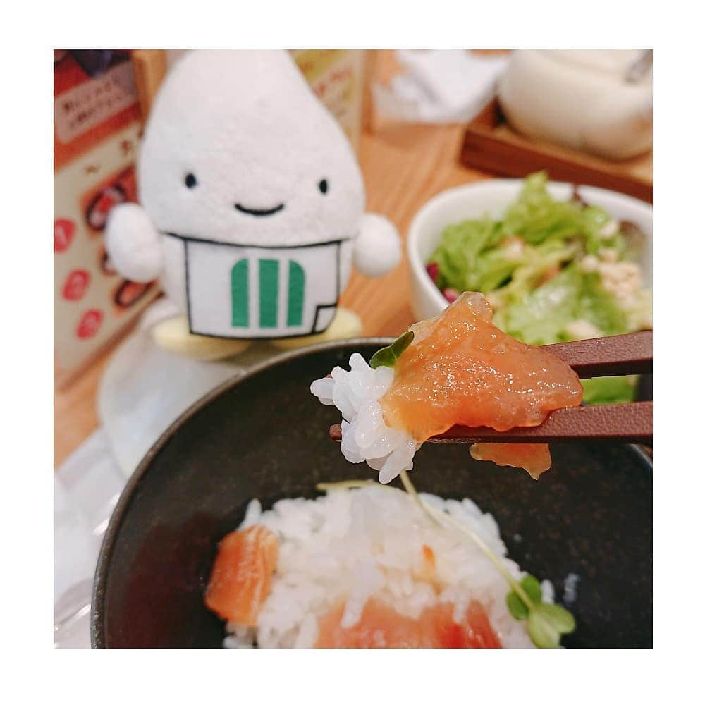 ミツハシくん-Mitsuhashi Rice-さんのインスタグラム写真 - (ミツハシくん-Mitsuhashi Rice-Instagram)「鮭のルイベ漬け膳（・u・）🐟❤ （ @gohanyagohan ）にて！ * つやつやの土鍋ごはんと一緒に味わう "鮭のルイベ漬け"は絶品だよ～✨ * おすすめの食べ方は... （1）まずはルイベ漬けとごはん！ （2）次にアカモクをON！ （3）最後はだし茶漬けでサラサラと♪ * #gohanyagohan #鮭のルイベ漬け膳 #みなとみらいランチ #定食 #土鍋ごはん #鮭ルイベ漬け #アカモク #スーパーフード #お茶漬け #ご飯のお供 #白米 #和食 #ごはん  #ミツハシくん #ミツハシライス #米 #mitsuhashirice #rice」4月16日 11時53分 - 3284rice