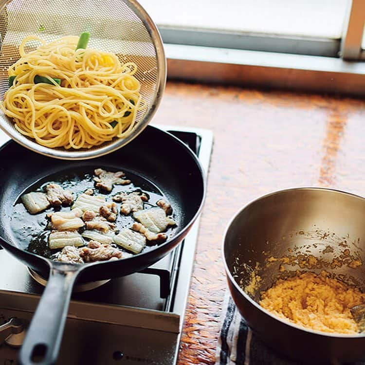 三浦理志さんのインスタグラム写真 - (三浦理志Instagram)「5月号OCEANSのミウラメシは〜 「塩豚の濃厚カルボナーラ」 牛乳や生クリームは使わず、たっぷりのチーズを入れた濃厚タイプ！ パンチェッタの代わりにひと口大にした豚バラ肉に塩、黒コショウ、ハーブをまぶして30分以上漬けるだけの"なんちゃってパンチェッタ"略して ナンチェッタ‼️ かくし味に白みそを加え更にコクを加えました〜！ 鬼うまでっせ！ #ミウラメシ #oceans #oceansmagazine #cooking #pasta #carbonara #pancetta #料理 #パンチェッタ #パスタ #カルボナーラ #ナンチェッタ #塩豚の濃厚カルボナーラ #鬼うま」4月16日 11時55分 - mar4m