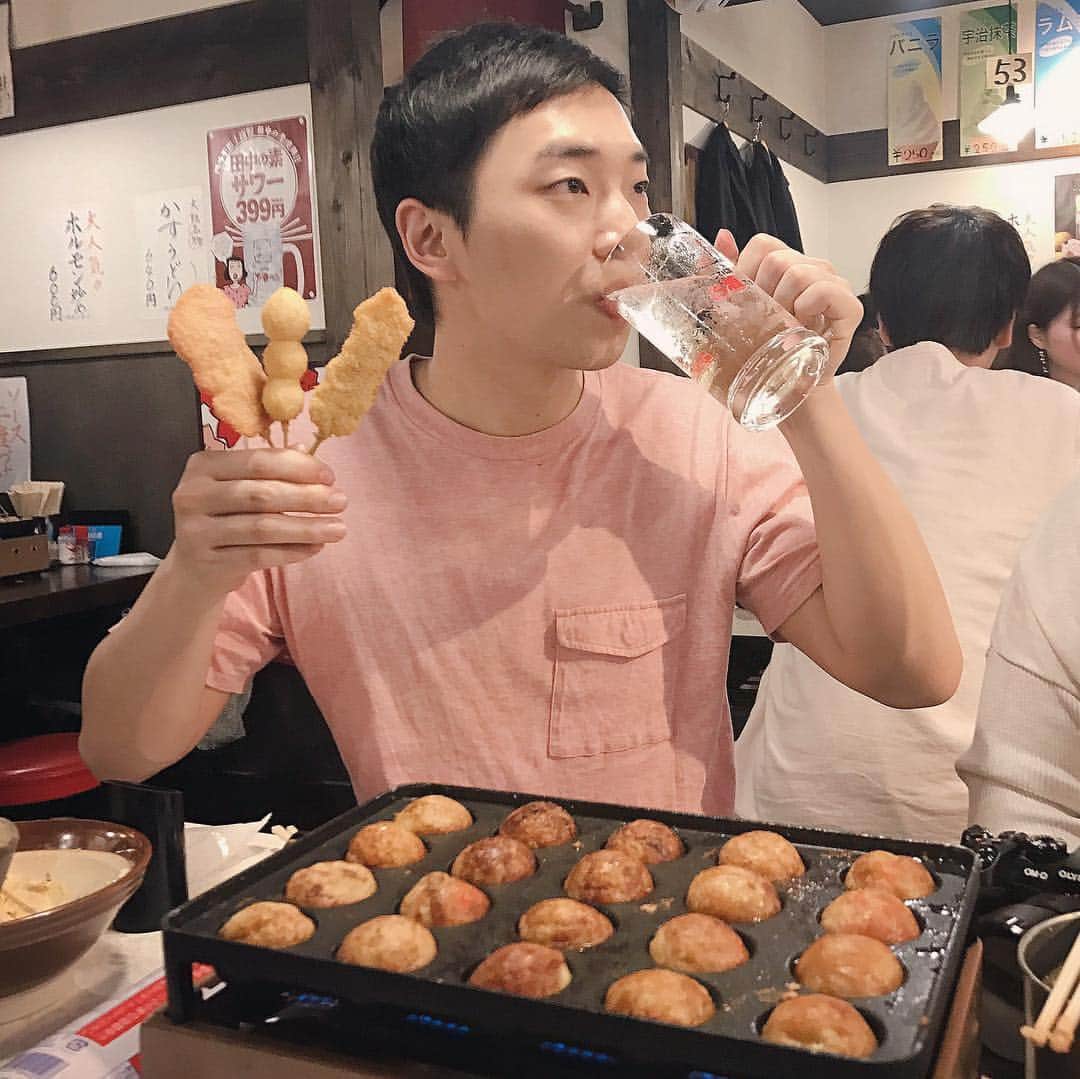 串カツ田中さんのインスタグラム写真 - (串カツ田中Instagram)「. @llouie331 さんより . 海外からお越しのタイミングに、串カツ田中をセレクトしていただきありがとうございます！ . たこ焼き(Octopus balls)をきれいにひっくり返すコツは、じっくり待つことだったりします！ 皆様もぜひ試してみてくださいね♪ . ------------------------------------------------------ Another great night in Fukuoka🇯🇵 . Got a chance to try Kushikatsu (deep-fried skewers) and cook Takoyaki (Octopus balls), and of course all-you-can-drink 🍻 . 愉快的一個晚上，有串燒，超有趣的自製章魚小丸子，仲有酒水任飲😜價錢相宜的一間連鎖餐廳，來這裡絕對會令你的日本之旅變得難忘😉 ------------------------------------------------------ . みなさんも #串カツ田中 で投稿してみてくださいね。投稿いただいた素敵なお写真を、串カツ田中の公式アカウントでご紹介させていただいております！ . . #串カツ田中 #2度付け禁止 #揚げたて #大阪伝統の味 #串カツ #kushikatsutanaka #kushikatsu #takoyaki #octopusballs  #japanesefood #japantrip #japantrip #japantravel #foodporn #foodstagram #osakafood #osakajapan #osaka #streetfoods #crunchy #creamy #awesome #asmr #yummy #mukbangasmr #junk #homemade  #doityourselffood #foodpics #foodlover」4月16日 11時56分 - kushikatsu_tanaka