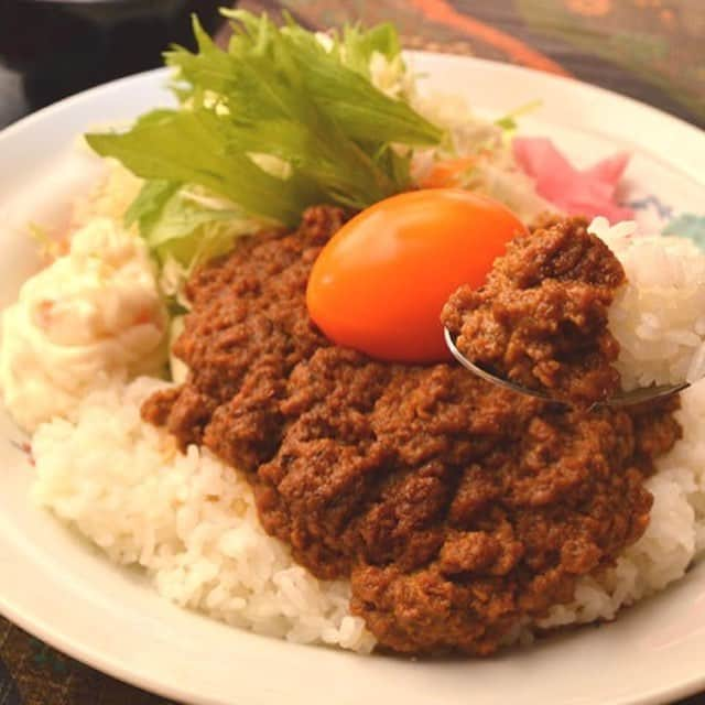 東京カレンダーさんのインスタグラム写真 - (東京カレンダーInstagram)「ひと口頬張ると、玉ねぎの甘み、トマトの酸味、肉、複雑に混ざり合ったスパイスの香りが一気に口に広がる。また、中央に鎮座するゆで卵はインド直輸入のスパイスで美しくコーティングされ、見た目からも食欲を刺激してくれるのだ。 #東京カレンダー #東カレ #tokyocalendar #lunch #西新宿 #たくあん牡丹亭 #キーマエッグドライカレー」4月16日 12時08分 - tokyocalendar