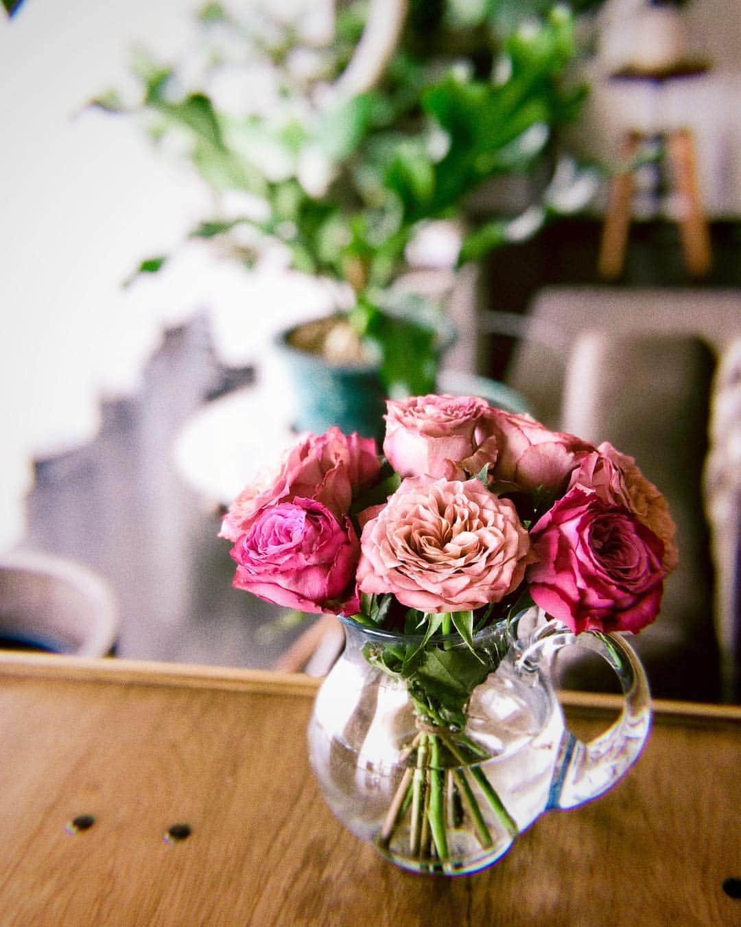 高山直子さんのインスタグラム写真 - (高山直子Instagram)「新作も入ってて、迷ったけど💐 安定の大好きなバラの気分で🌹 このくすんだピンクがなんとも言えない🤤💓 久々の #今週のお花 ・ #花のある暮らし#バラの花束#フォルムが可愛い」4月16日 12時08分 - nao_70koro