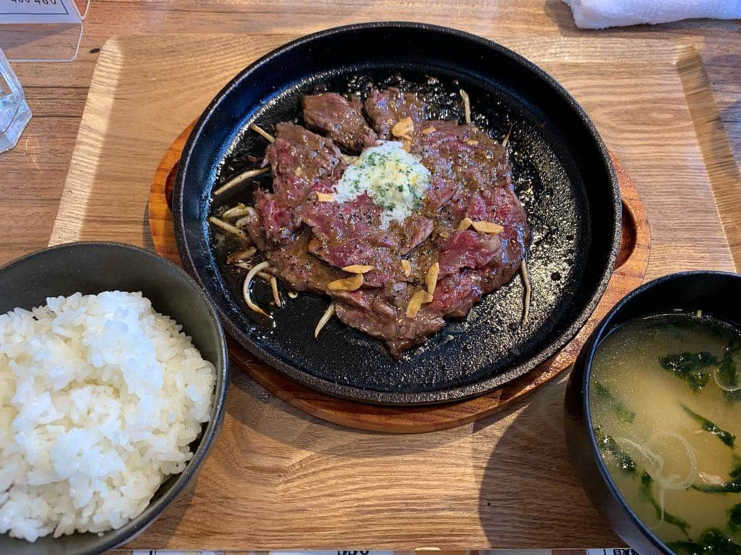 堤俊輔さんのインスタグラム写真 - (堤俊輔Instagram)「@tigershokudou  でランチ🍽  牛サガリステーキ🥩  メンチカツ🍚  美味❗️❗️❗️ 是非行ってみてね✨  今流行りのタピオカもあるよ🥤 そして @potasol  みほちゃんのスマイル付き😝✨ #サッカー  #Jリーグ  #鹿児島ユナイテッドFC #鹿児島 #soccer  #jleague  #kagoshimaunitedfc #kagoshima #堤俊輔  #ツツスタグラム  #チェストー！ #勝手に鹿児島大使 #ttmproject  #共につなぐ未来  #チャリティtシャツ #紺屋町タイガー食堂 #牛サガリステーキ #メンチカツ #大名タピオカ  #タピ活 #大名ランチ」4月16日 11時59分 - shunsuketsutsumi.19