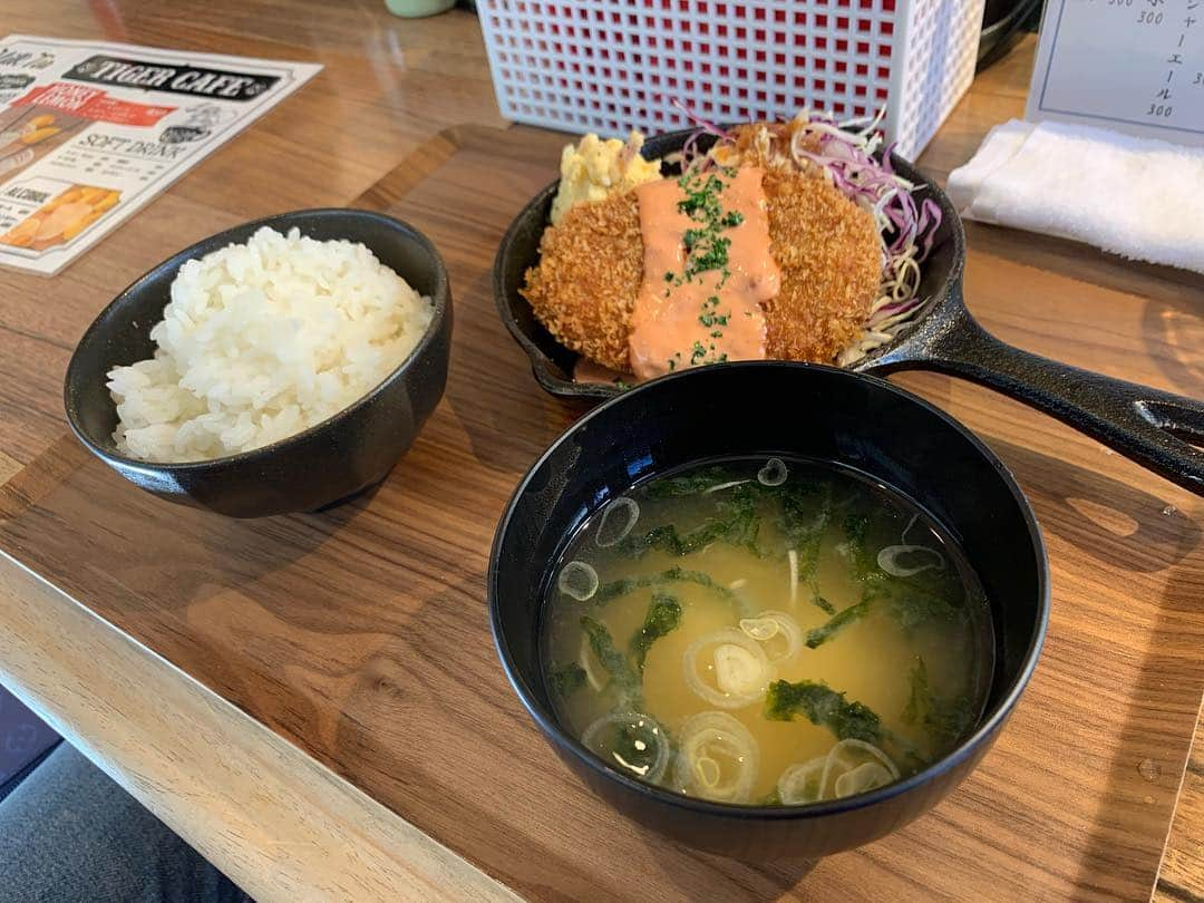 堤俊輔さんのインスタグラム写真 - (堤俊輔Instagram)「@tigershokudou  でランチ🍽  牛サガリステーキ🥩  メンチカツ🍚  美味❗️❗️❗️ 是非行ってみてね✨  今流行りのタピオカもあるよ🥤 そして @potasol  みほちゃんのスマイル付き😝✨ #サッカー  #Jリーグ  #鹿児島ユナイテッドFC #鹿児島 #soccer  #jleague  #kagoshimaunitedfc #kagoshima #堤俊輔  #ツツスタグラム  #チェストー！ #勝手に鹿児島大使 #ttmproject  #共につなぐ未来  #チャリティtシャツ #紺屋町タイガー食堂 #牛サガリステーキ #メンチカツ #大名タピオカ  #タピ活 #大名ランチ」4月16日 11時59分 - shunsuketsutsumi.19