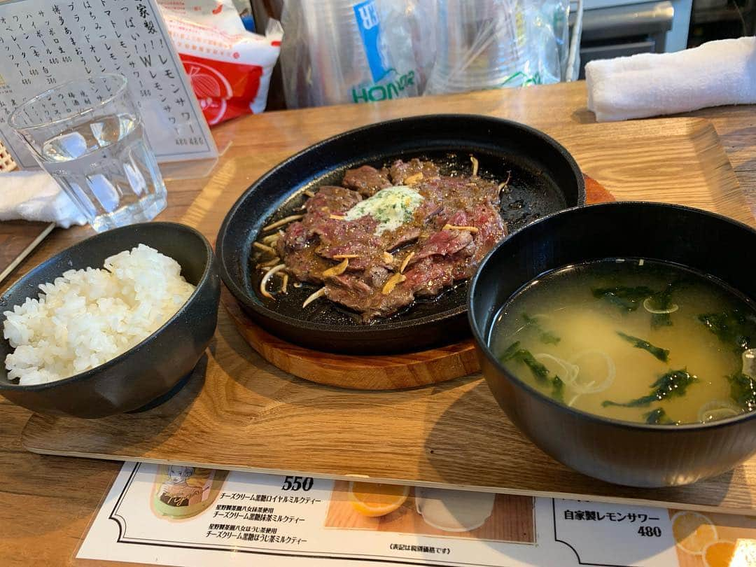 堤俊輔さんのインスタグラム写真 - (堤俊輔Instagram)「@tigershokudou  でランチ🍽  牛サガリステーキ🥩  メンチカツ🍚  美味❗️❗️❗️ 是非行ってみてね✨  今流行りのタピオカもあるよ🥤 そして @potasol  みほちゃんのスマイル付き😝✨ #サッカー  #Jリーグ  #鹿児島ユナイテッドFC #鹿児島 #soccer  #jleague  #kagoshimaunitedfc #kagoshima #堤俊輔  #ツツスタグラム  #チェストー！ #勝手に鹿児島大使 #ttmproject  #共につなぐ未来  #チャリティtシャツ #紺屋町タイガー食堂 #牛サガリステーキ #メンチカツ #大名タピオカ  #タピ活 #大名ランチ」4月16日 11時59分 - shunsuketsutsumi.19