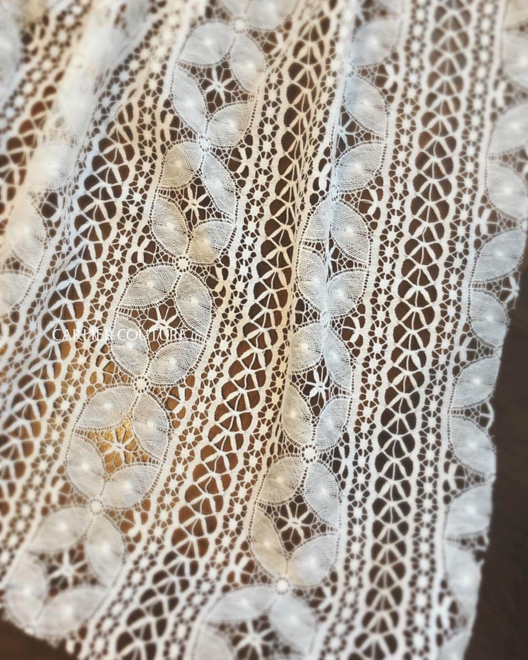 のインスタグラム：「. 【Carlier Couture diary】 cluny lace for a bride . 先日のお打ち合わせから1枚。 . 花嫁さまとのメールで急浮上した イギリスからの#clunylace 🇬🇧 . 万場一致でこちらに決まりました♡ . 他にも似合うレースはありましたが 1番花嫁さまらしい、 飾らない雰囲気でいて、でも ご自身の自然な可愛さが引き立ちます。 . そしてグルーっと色々なレースを 検討致しましたが、最終的には ブレない花嫁さまの軸を大切に、 3種のレースが決まりました。 . 作業開始が楽しみです…♡ . . . .」