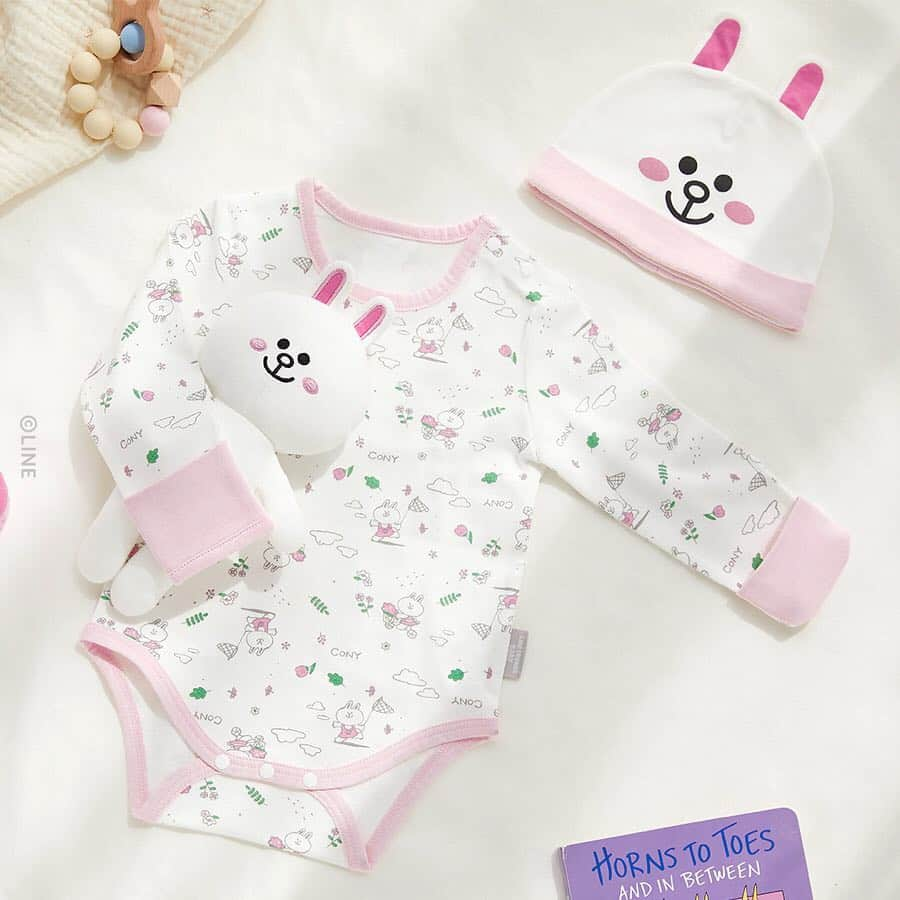 LINE FRIENDSさんのインスタグラム写真 - (LINE FRIENDSInstagram)「. Put on extra cuteness,  Cuddle extra loveliness 😍  #BabyGifts #SuperCute #Plushies  #Rompers #Bodysuits #Onesies #BROWN #CONY #LINEFRIENDS」4月16日 12時01分 - linefriends