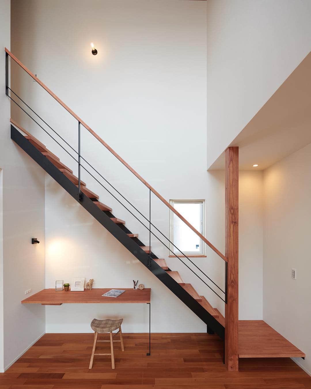 ルポハウス一級建築士事務所さんのインスタグラム写真 - (ルポハウス一級建築士事務所Instagram)「・ ・ ・ スタイリッシュなシーリングファンと板貼りの天井。 思わず見上げたくなる吹き抜けの空間です。 ・ 階段下にスタディコーナーを設え、空間の有効活用に。 ・ 木の天井と鉄骨階段との間にブラケット照明を取り付けて、 さりげなくアクセントに。 ・ ・ ・ 𓐌𓐌𓐌𓐌𓐌𓐌𓐌𓐌𓐌𓐌𓐌𓐌𓐌𓐌𓐌𓐌𓐌𓐌  ルポハウスの施工事例はこちらまで☞ @reposhouse  𓐌𓐌𓐌𓐌𓐌𓐌𓐌𓐌𓐌𓐌𓐌𓐌𓐌𓐌𓐌𓐌𓐌𓐌 #ルポハウス は#ちょっとかっこいい家 を"友人のために" という思いでつくっています。 一生に一度の#マイホーム。 「あなたにしかできない」×「ルポハウスだからできる」で、 私たちだけの#家づくり を思いっきり楽しんでみませんか？！ ・ ・ ・ #注文住宅 #新築一戸建て #デザイナーズ住宅  #一級建築士事務所 #設計事務所 #滋賀県大津市 #滋賀県草津市#吹抜けリビング #吹き抜けリビング #鉄骨階段#スタディコーナー #シーリングファン #ブラケットライト #ブラケット照明 #板貼り天井 #板張り天井」4月16日 12時03分 - reposhouse