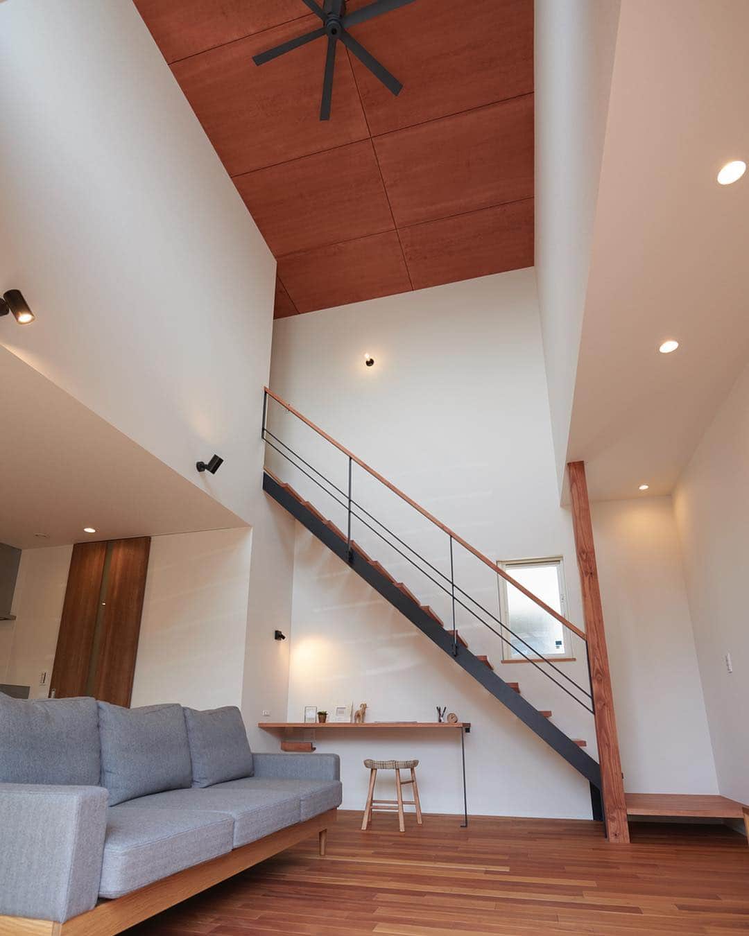 ルポハウス一級建築士事務所さんのインスタグラム写真 - (ルポハウス一級建築士事務所Instagram)「・ ・ ・ スタイリッシュなシーリングファンと板貼りの天井。 思わず見上げたくなる吹き抜けの空間です。 ・ 階段下にスタディコーナーを設え、空間の有効活用に。 ・ 木の天井と鉄骨階段との間にブラケット照明を取り付けて、 さりげなくアクセントに。 ・ ・ ・ 𓐌𓐌𓐌𓐌𓐌𓐌𓐌𓐌𓐌𓐌𓐌𓐌𓐌𓐌𓐌𓐌𓐌𓐌  ルポハウスの施工事例はこちらまで☞ @reposhouse  𓐌𓐌𓐌𓐌𓐌𓐌𓐌𓐌𓐌𓐌𓐌𓐌𓐌𓐌𓐌𓐌𓐌𓐌 #ルポハウス は#ちょっとかっこいい家 を"友人のために" という思いでつくっています。 一生に一度の#マイホーム。 「あなたにしかできない」×「ルポハウスだからできる」で、 私たちだけの#家づくり を思いっきり楽しんでみませんか？！ ・ ・ ・ #注文住宅 #新築一戸建て #デザイナーズ住宅  #一級建築士事務所 #設計事務所 #滋賀県大津市 #滋賀県草津市#吹抜けリビング #吹き抜けリビング #鉄骨階段#スタディコーナー #シーリングファン #ブラケットライト #ブラケット照明 #板貼り天井 #板張り天井」4月16日 12時03分 - reposhouse