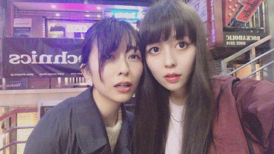 小島梨里杏さんのインスタグラム写真 - (小島梨里杏Instagram)「🔫👭💓 . #mybestfriend #南波志帆 @nanbashiho . ひさびさに会えた日の写真。感覚が似てておもしろい。しかしながら私にはないものを彼女は確実に持ってて、そのパワーにいつも笑わされる。私にはものすごく優しくてイケメンなのだけれど、少し邪悪なところがかっこよささえ感じるし、たまらなくすき。おばあちゃんになっても隣にいたい人。  写真はまともver。前髪が風に吹かれたのでこのポーズ。つまり１枚目がTake2。  今年こそ旅行に行くと契りを交わしました。📝」4月16日 12時16分 - r_riria