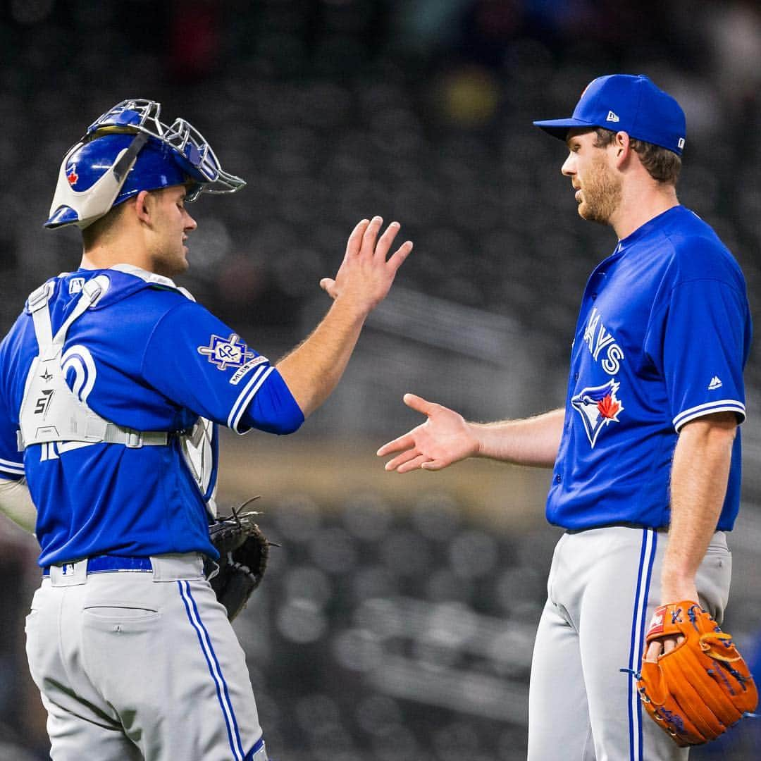 トロント・ブルージェイズさんのインスタグラム写真 - (トロント・ブルージェイズInstagram)「Big Toronto win tonight! 😉 Give us your high five emojis! 🤚  #BlueJaysWin」4月16日 12時10分 - bluejays