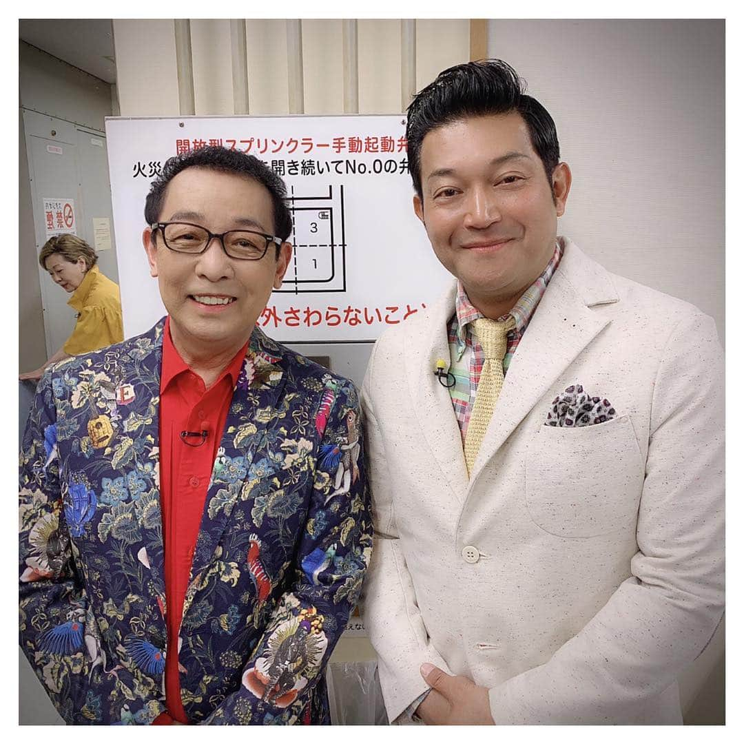 さだまさしさんのインスタグラム写真 - (さだまさしInstagram)「山口智充さんと📸 肩に乗る姉さん（笑） 鏡に映ってますよ〜✨✨✨ 「LIVE ON！ うた好きショータイム」 OnAirは５月19日(日) 見てね〜👀📺 . #山口智充  #ぐっさん  #さだまさし  #sadamasashi  #うた好きショータイム」4月16日 12時11分 - sada_masashi