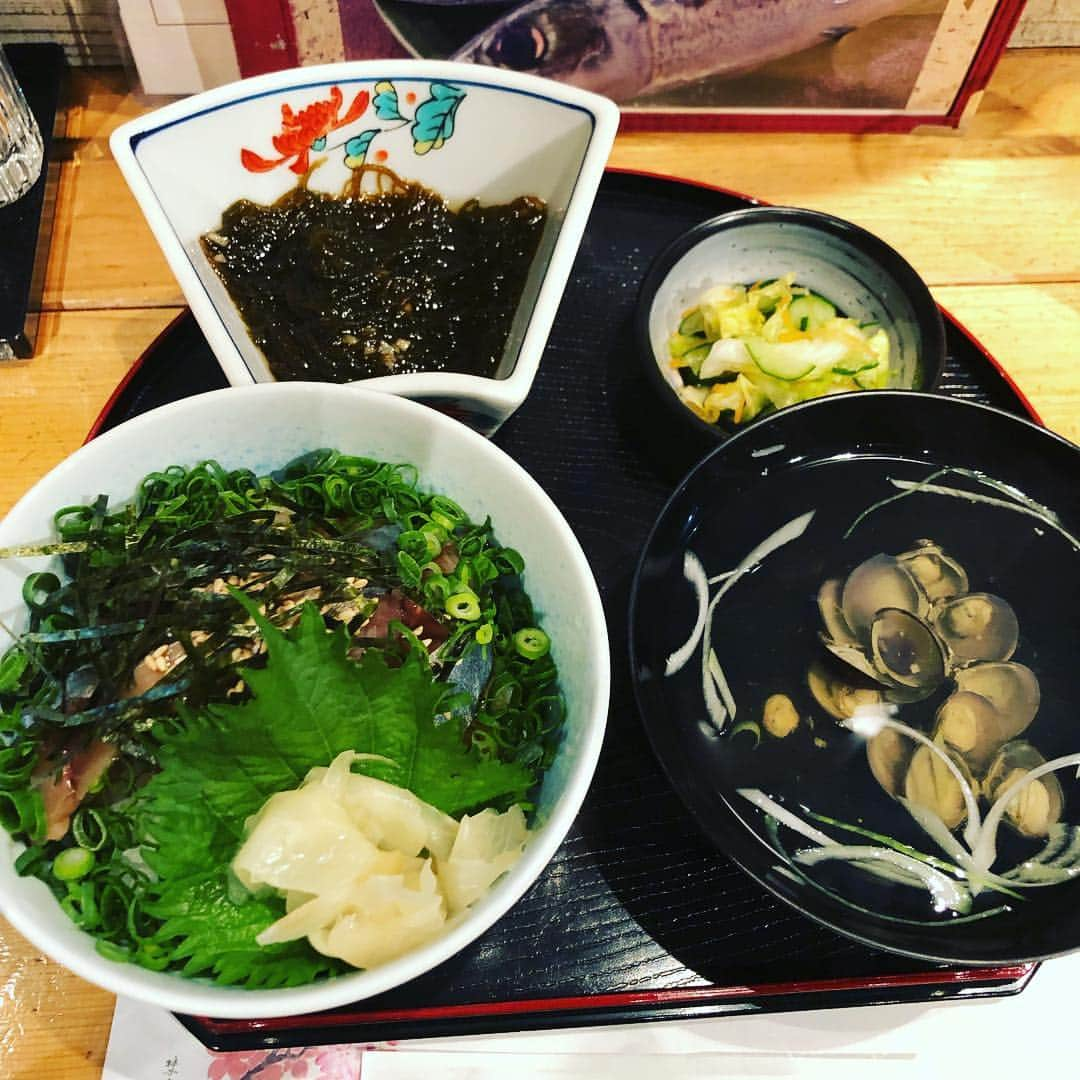 小川真司さんのインスタグラム写真 - (小川真司Instagram)「八戸はサバが美味しいと聞いて、ここに来ました。 昨夜の晩飯。 #サバの駅」4月16日 12時11分 - maguromaru34