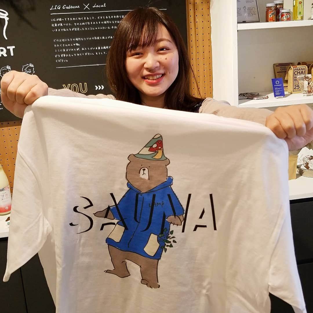 いいオフィスさんのインスタグラム写真 - (いいオフィスInstagram)「【これからの季節にぴったり！サウナTシャツ！】 天気のいい今日は、はるちゃんのお気に入りのTシャツ紹介です！ LIGが運営するLAMP野尻湖にある、The SaunaのマスコットキャラクターがプリントされたTシャツ、とっても可愛くないですか？ #コワーキングスペース #シェアオフィス #いいオフィス #いいオフィス上野 #新御徒町 #PORT #Tシャツ #長野県 #LAMP #野尻湖 #thesauna #くまちゃん #お気に入りtシャツ」4月16日 12時15分 - e_office_ueno