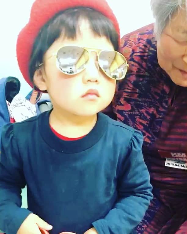 のインスタグラム：「#鈴木雅之 さん 直々にツアーグッズを頂き、尋常でない可愛がり方をしています‼️ 本番前の忙しい時なのに、感謝です涙  家宝だね‼️ #ツルピカタマゴちゃん #funkyflagloveparade  #tasteofmartinitour2019」