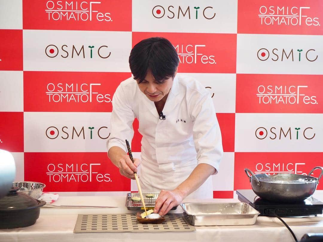 こままりえさんのインスタグラム写真 - (こままりえInstagram)「✴︎ OSMIC tomato🍅 . #オスミックトマトフェス に ご招待いただきました☺️🍸🍅 . ■イタリアン #落合務 シェフ ■中華 #脇屋友詞 シェフ ■パティシエ #鎧塚俊彦 シェフ ■和食 #笠原将弘 シェフ 有名シェフたちの夢の競宴👨‍🍳✨ お料理たちはどれも美味しくて幸せ❤️ . #OSMICトマト は 甘いだけではなく濃厚な味わい😋 収穫したものを糖度選果機にかけ 4段階にランク付けているそうです🍅 お料理に使ったりそのまま食べたり 目的別に甘さでトマトを選べるのは #料理好き には嬉しい😆😆 . #OSMICトマト #オスミックトマト #オスミック #トマト #ミニトマト #プチトマト #フルーツトマト #トマトジュース #トマト料理 #トマトが好きになる魔法 #シェフ #イタリアン #中華 #和食 #パティシエ #オーガニックソイル #高糖度 #糖度 #高級 #贈り物 #贈答 #野菜 #グルメギフト #国産」4月16日 12時25分 - komamarie