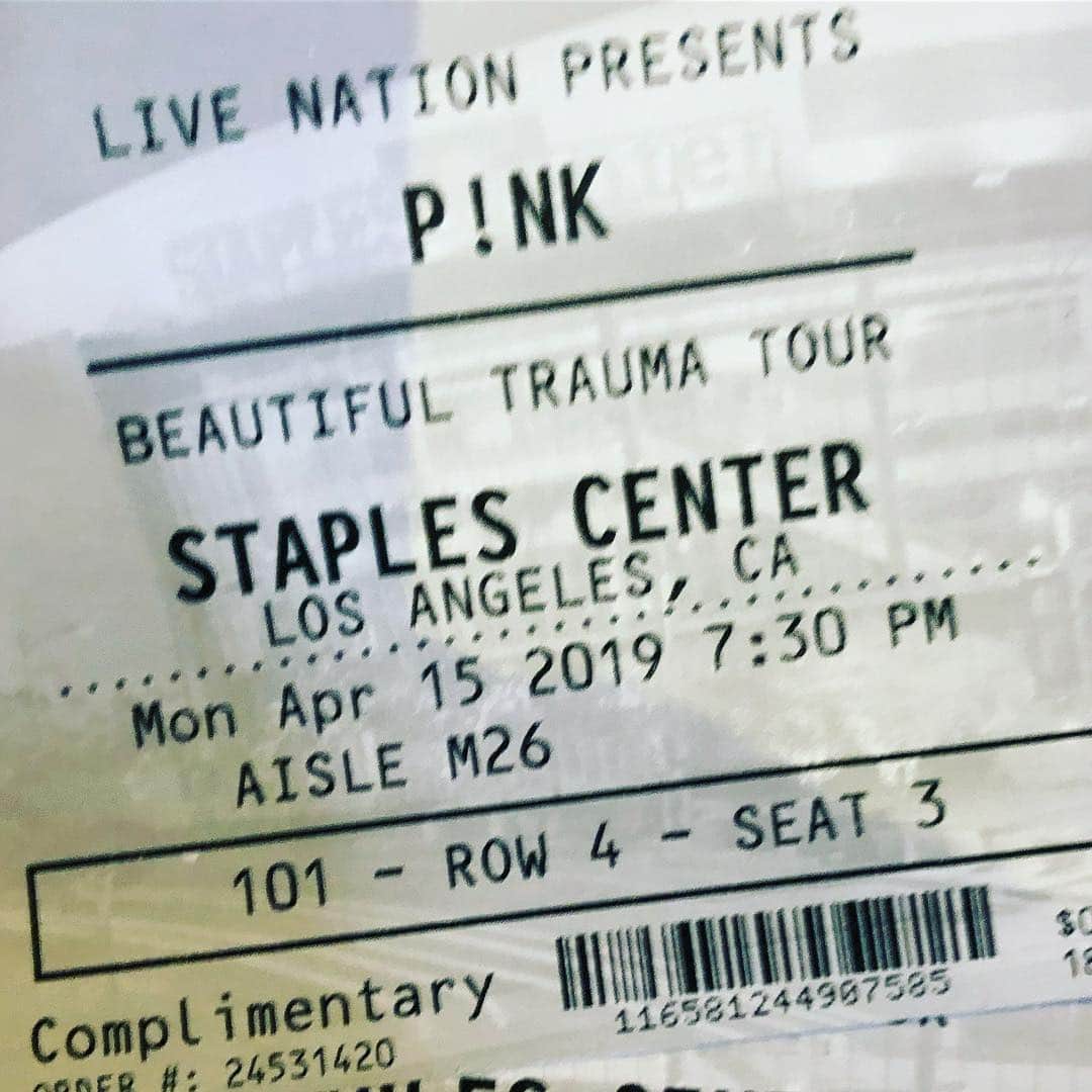 ダン・ブカティンスキーさんのインスタグラム写真 - (ダン・ブカティンスキーInstagram)「So excited to see @pink - tonight con mi amiga @thereallisavidal !!! #pink」4月16日 12時23分 - danbucatinsky