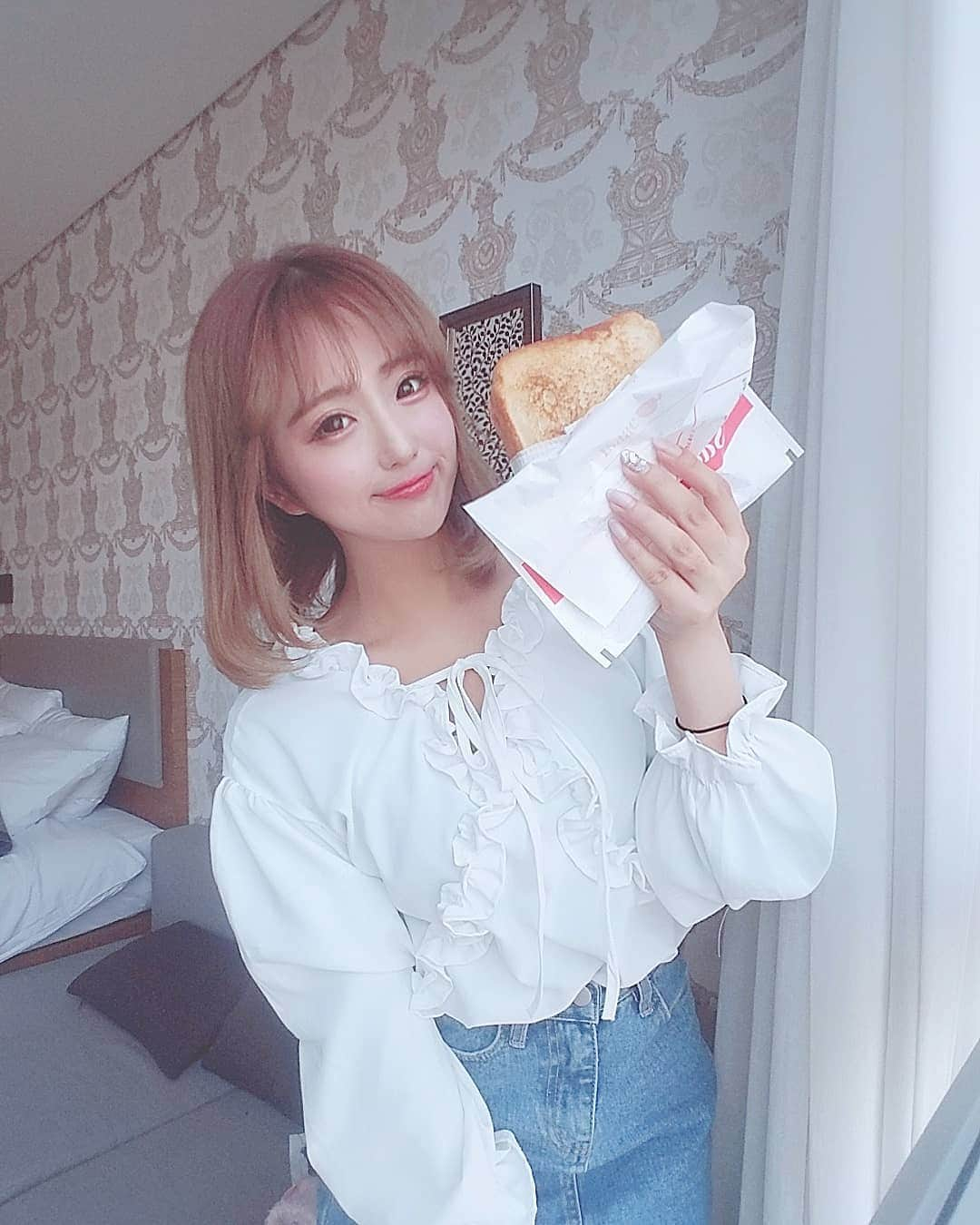 黛実希さんのインスタグラム写真 - (黛実希Instagram)「韓国来たら必ず食べる#イサックトースト 🥪💕💭 毎朝食べたいくらい好き！！！♡ * 冒険せず毎回食べるのがベーコンベスト👌💘 迷ったらとりあえずベーコンベスト🥓食べてみてね♡ あたしはいつも明洞店で買ってるよ❤️ * * * #みきぐるめ#インスタ映えスポット#韓国#韓国旅行#韓国カフェ#インスタグラマー#インフルエンサー#韓国コスメ#韓国好きな人と繋がりたい#ピンク好きな人と繋がりたい#明洞カフェ#ピンクコーデ#좋아요반사#반사#팔로우#맞팔#선팔#소통#맞팔해요#소통해요#셀카#여행스타그램#데일리룩#travelgram#followme」4月16日 12時29分 - candymiiiki